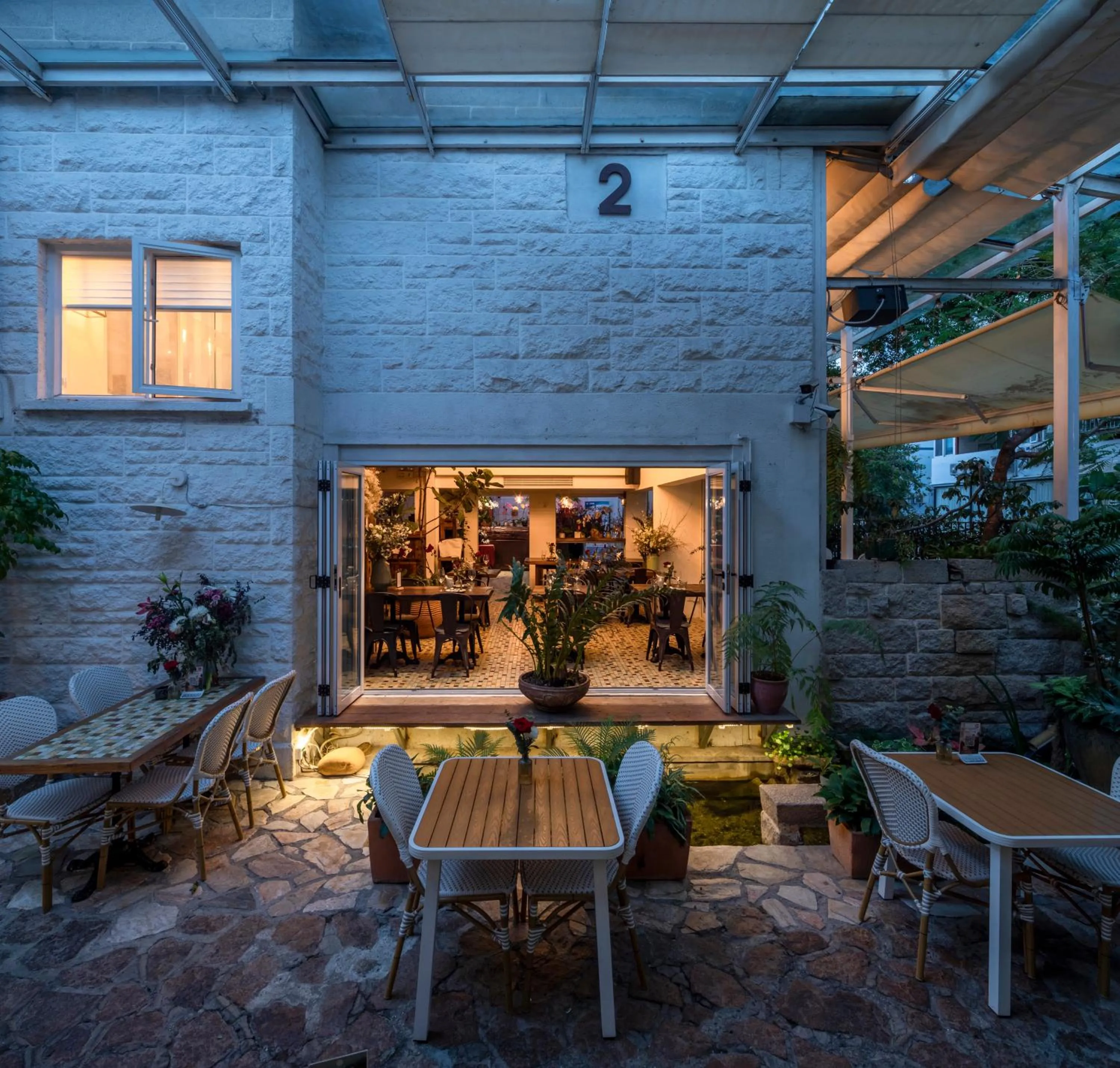 Restaurant/places to eat in 6號花園別墅酒店 Shenzhen No'6 Garden Villa --French Window with garden view,Close to Sea World &Shekou Ferry Port &K11 Ecoast &Subway Nearby ,Offer Western food and coffee &English speaking with tour services