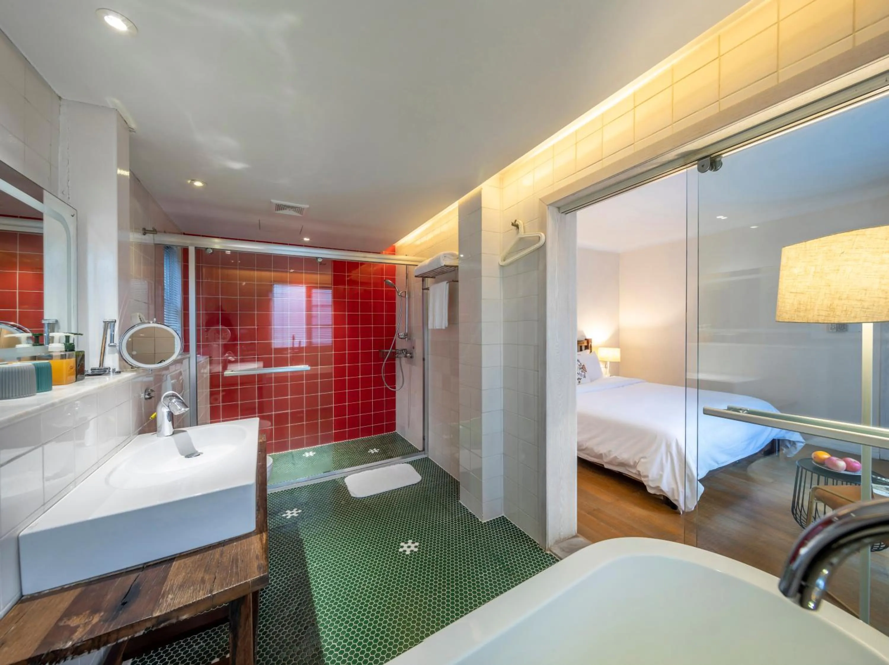 Toilet, Bed in 6號花園別墅酒店 Shenzhen No'6 Garden Villa --French Window with garden view,Close to Sea World &Shekou Ferry Port &K11 Ecoast &Subway Nearby ,Offer Western food and coffee &English speaking with tour services