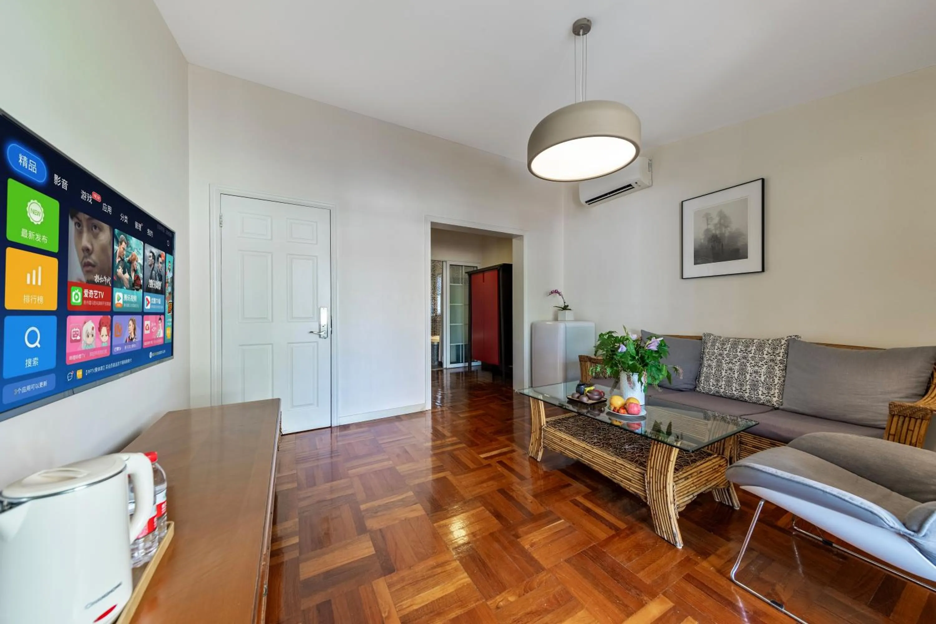 Photo of the whole room in 6號花園別墅酒店 Shenzhen No'6 Garden Villa --French Window with garden view,Close to Sea World &Shekou Ferry Port &K11 Ecoast &Subway Nearby ,Offer Western food and coffee &English speaking with tour services