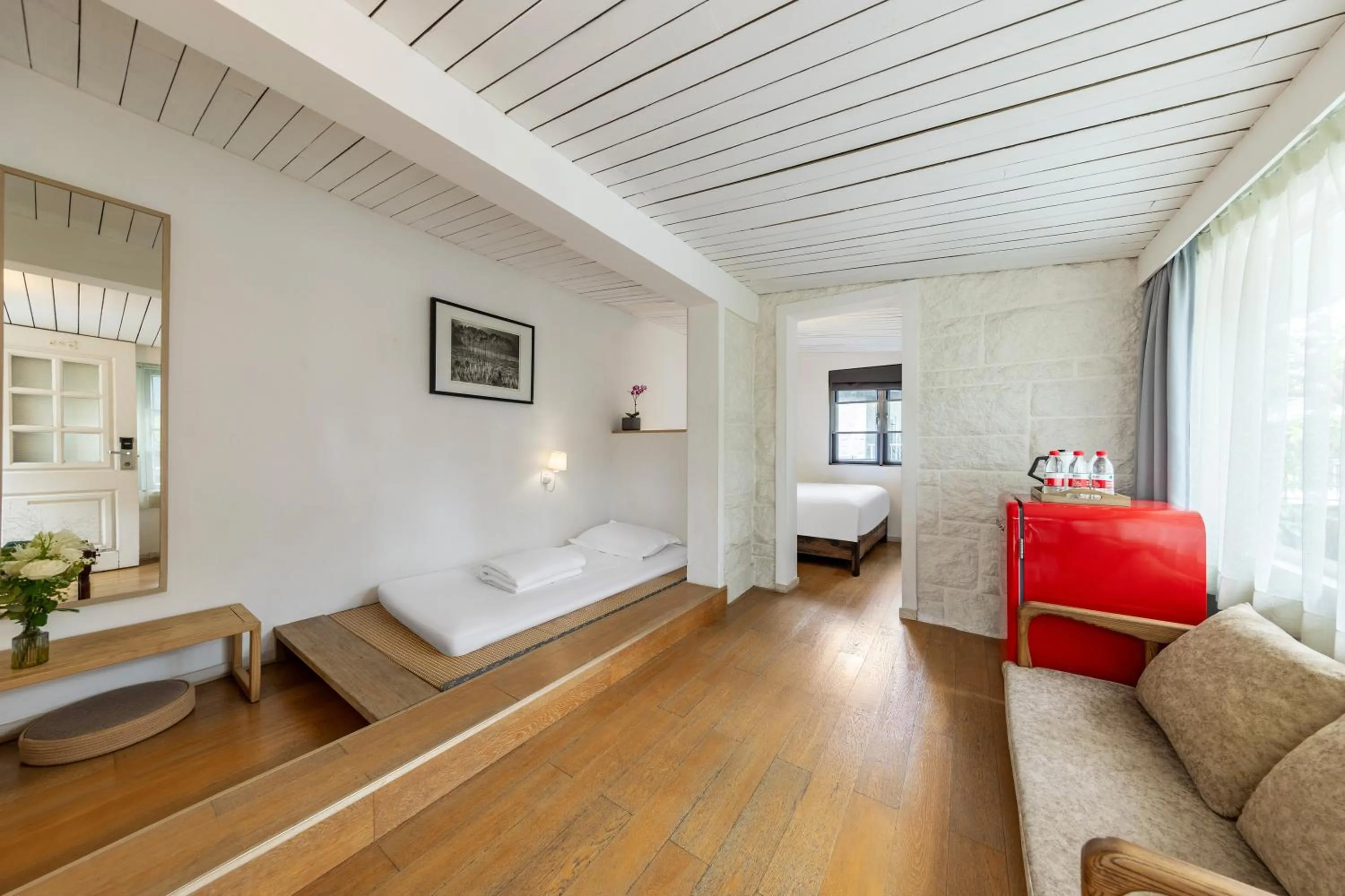 Photo of the whole room, Bed in 6號花園別墅酒店 Shenzhen No'6 Garden Villa --French Window with garden view,Close to Sea World &Shekou Ferry Port &K11 Ecoast &Subway Nearby ,Offer Western food and coffee &English speaking with tour services