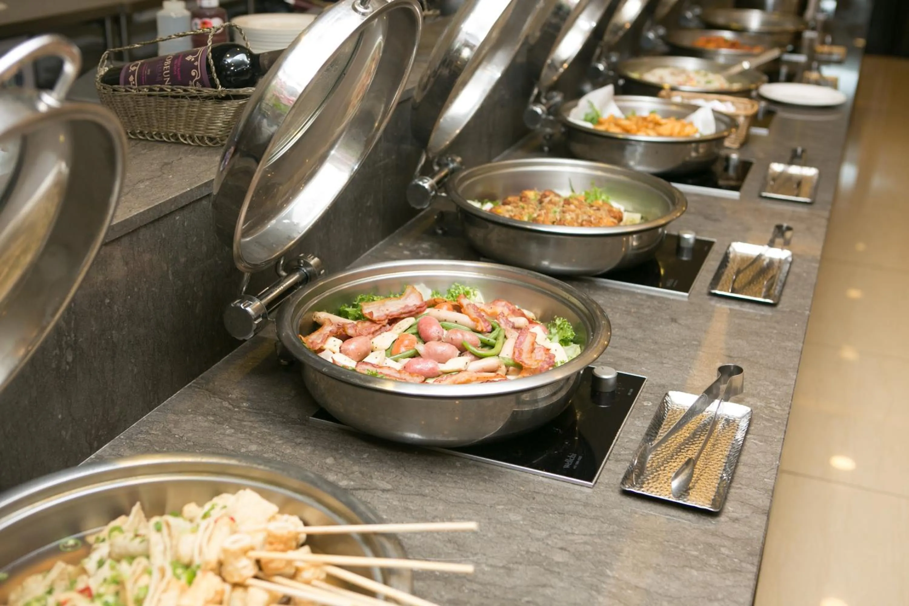 Restaurant/places to eat in The Koryo Hotel