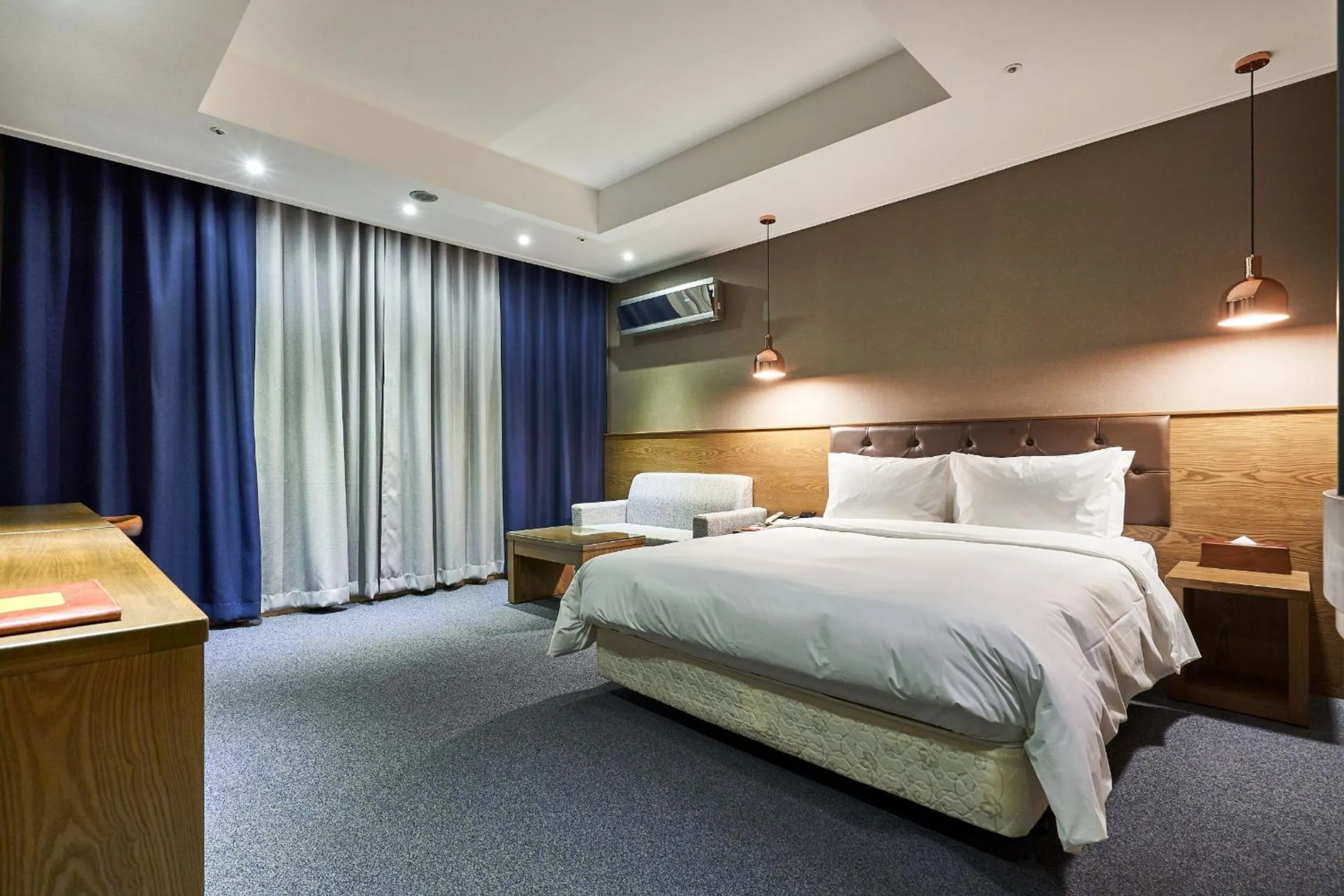 Bed in The Koryo Hotel