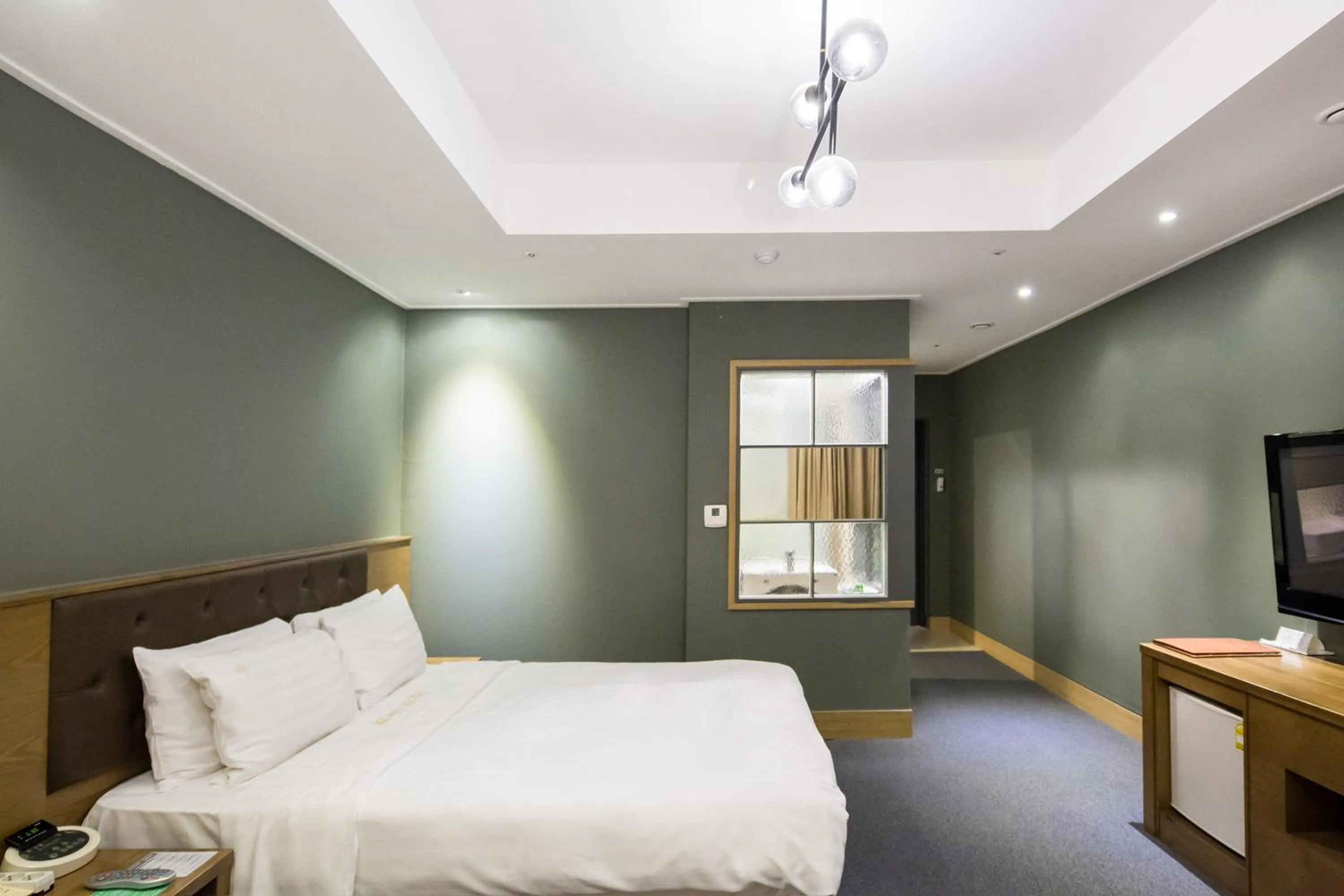 Bedroom, Bed in The Koryo Hotel