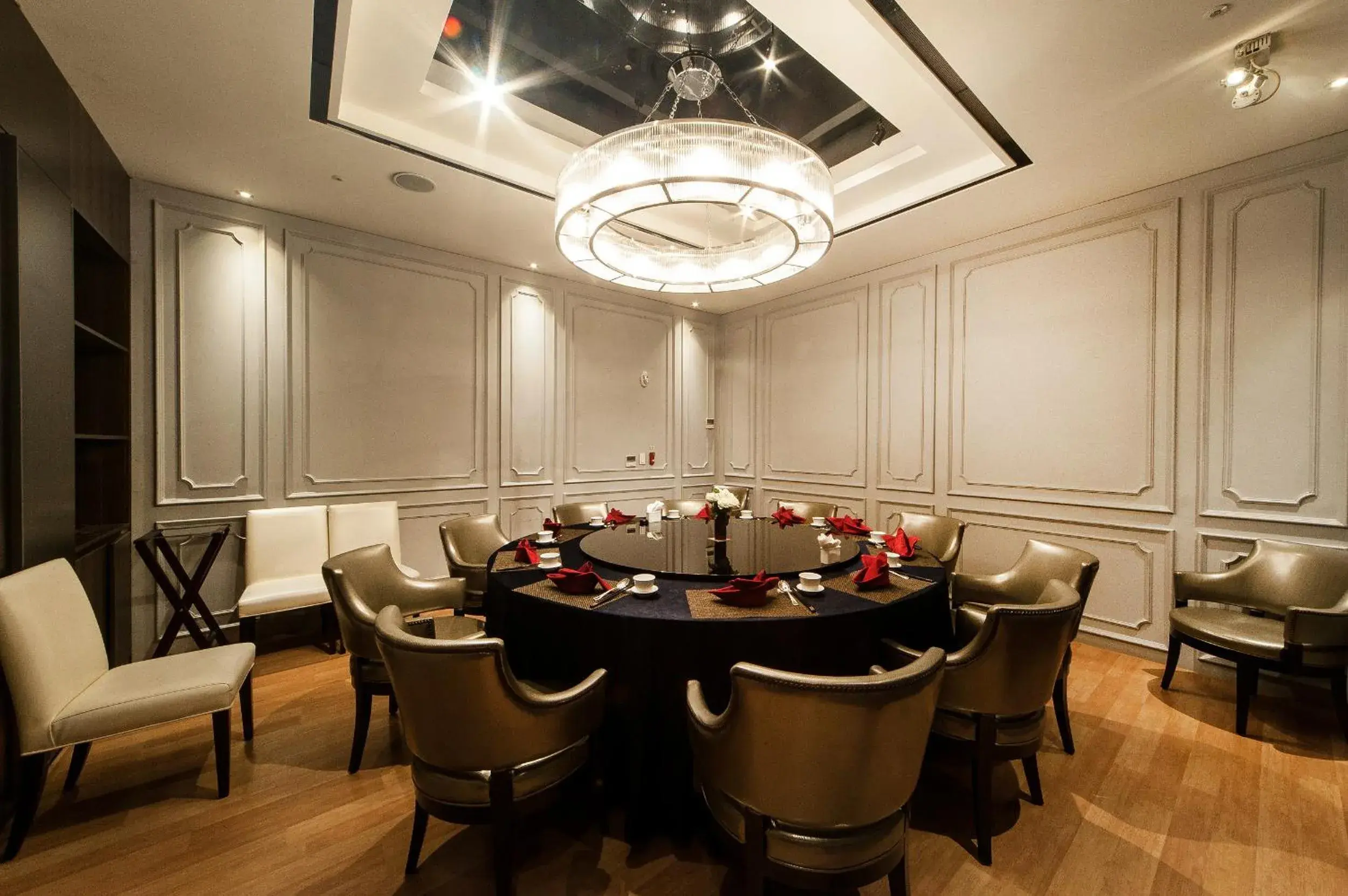 Restaurant/places to eat in The Riverside Hotel Restaurant/places to eat in The Riverside Hotel