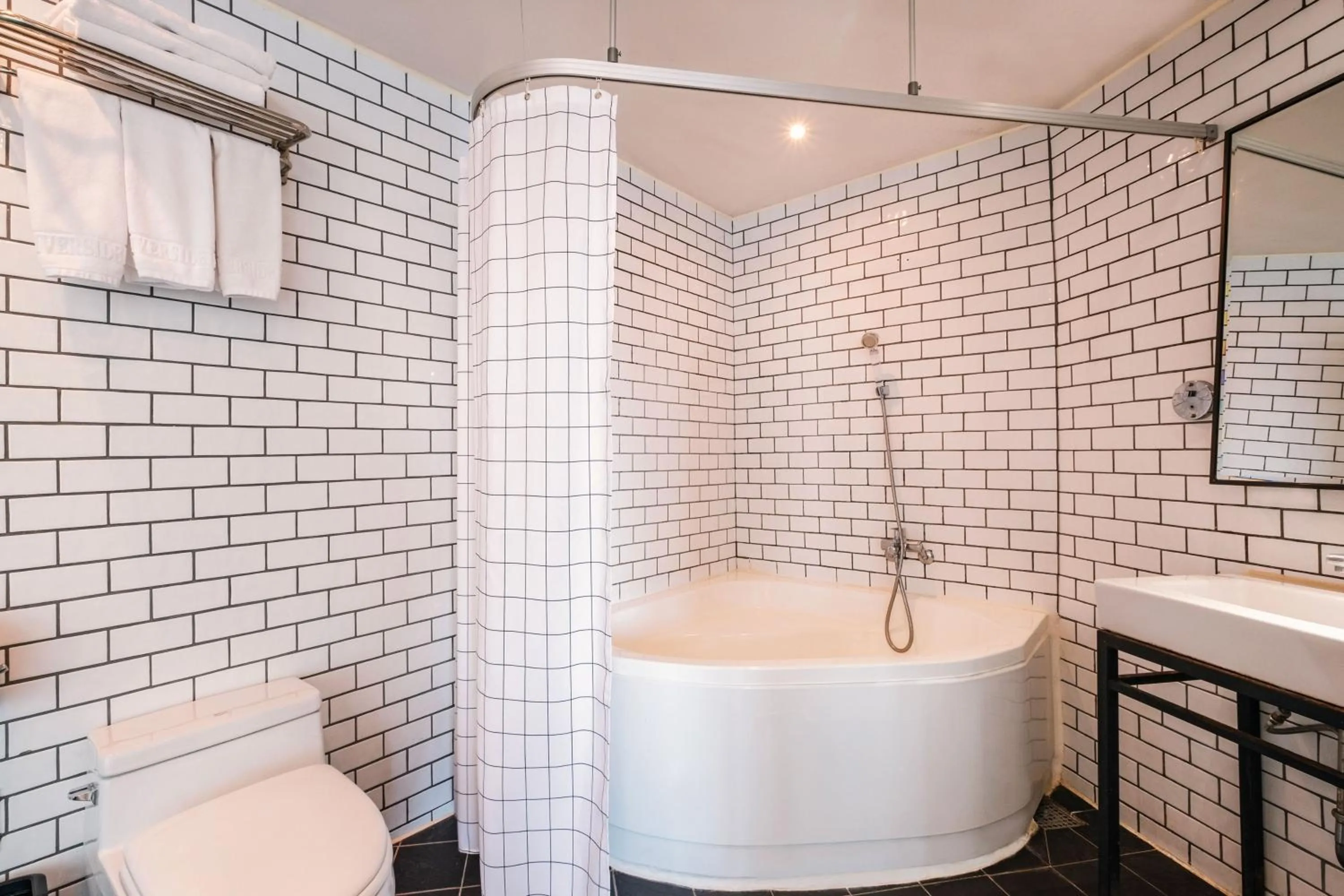 Shower in The Riverside Hotel