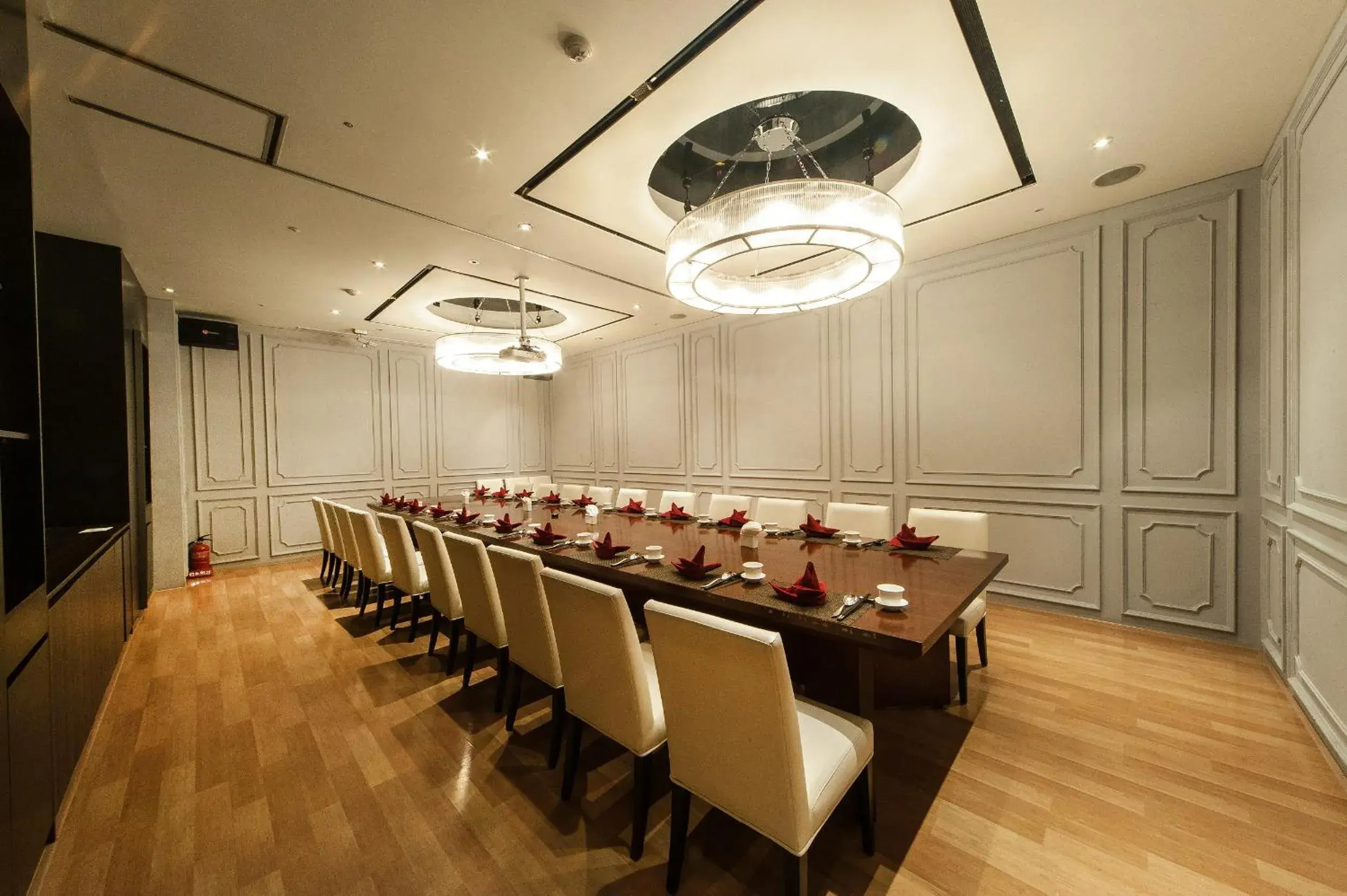 Restaurant/places to eat in The Riverside Hotel Restaurant/places to eat in The Riverside Hotel