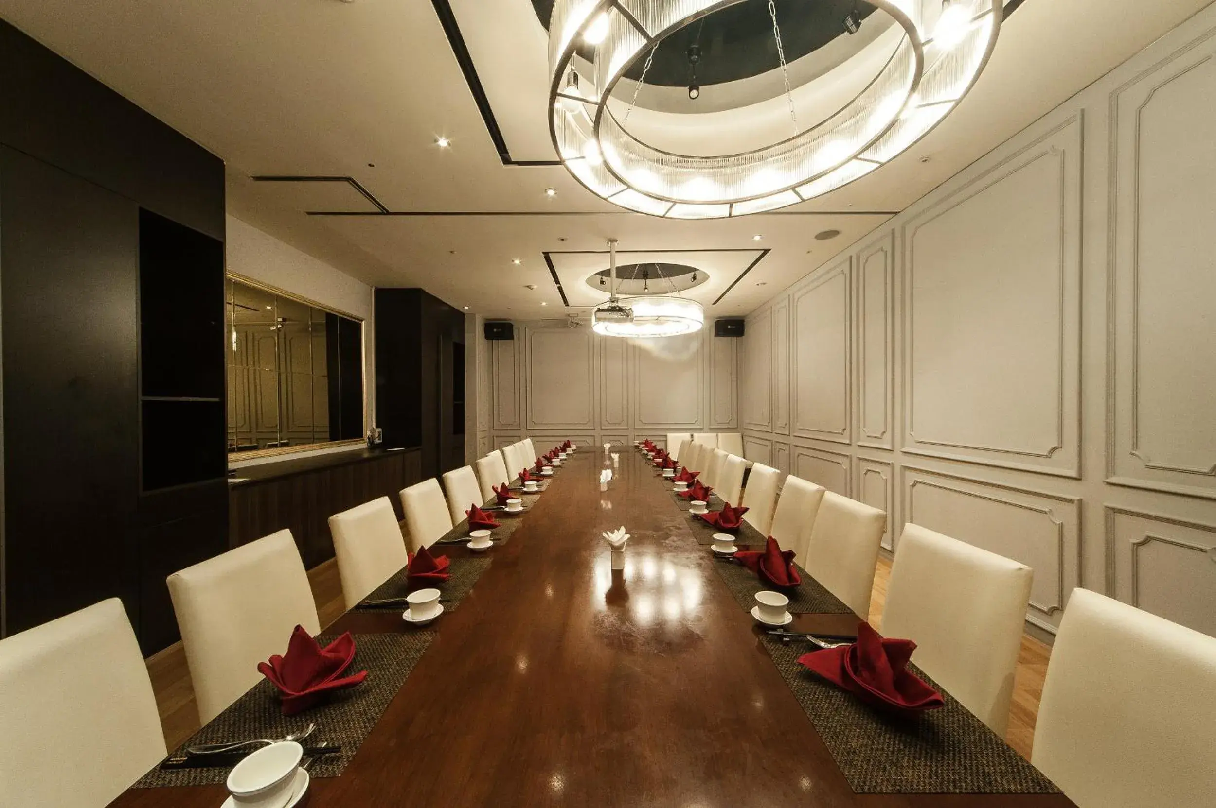 Restaurant/places to eat in The Riverside Hotel Restaurant/places to eat in The Riverside Hotel