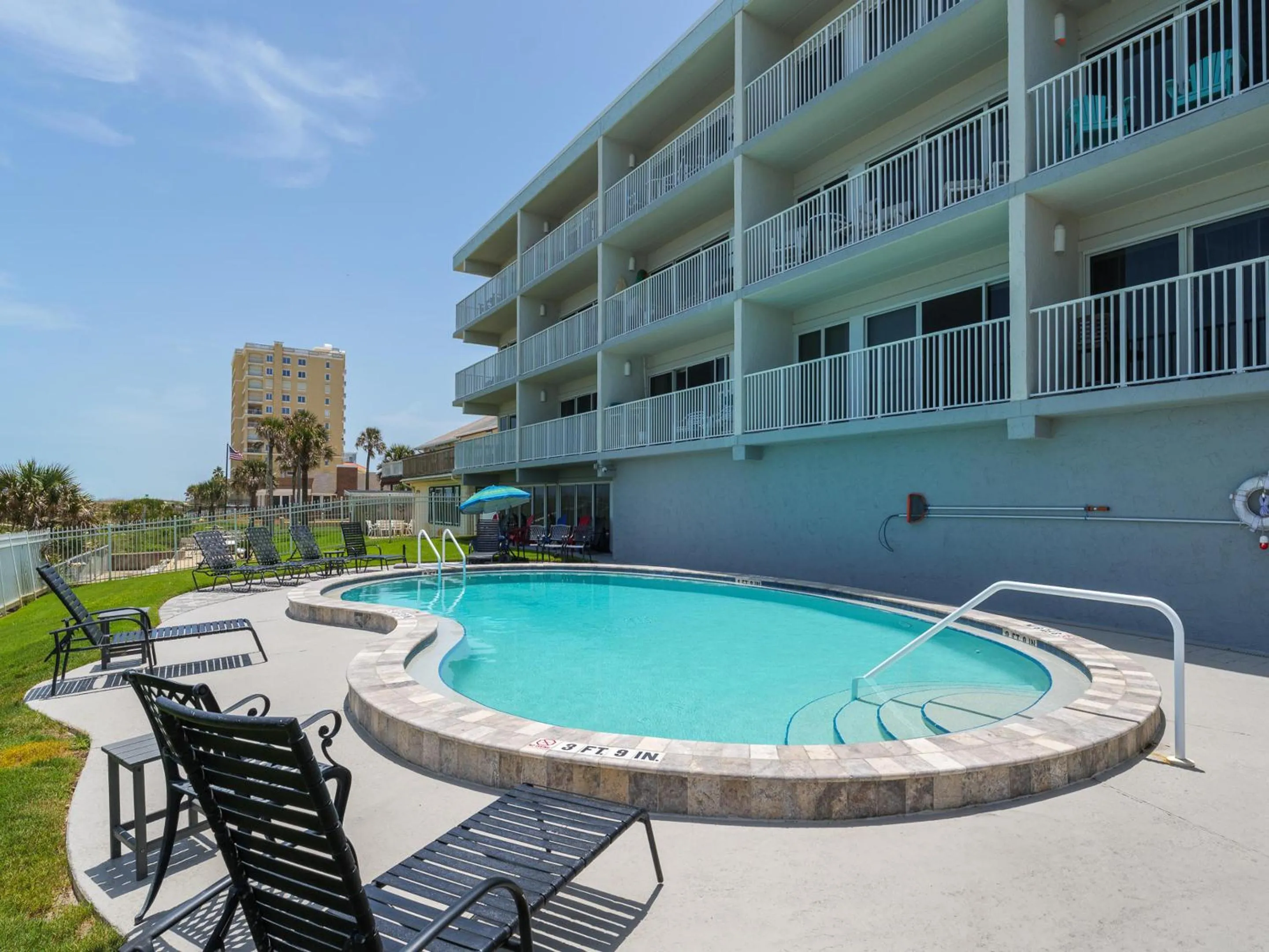 Property building in Jacksonville Beachdrifter 406