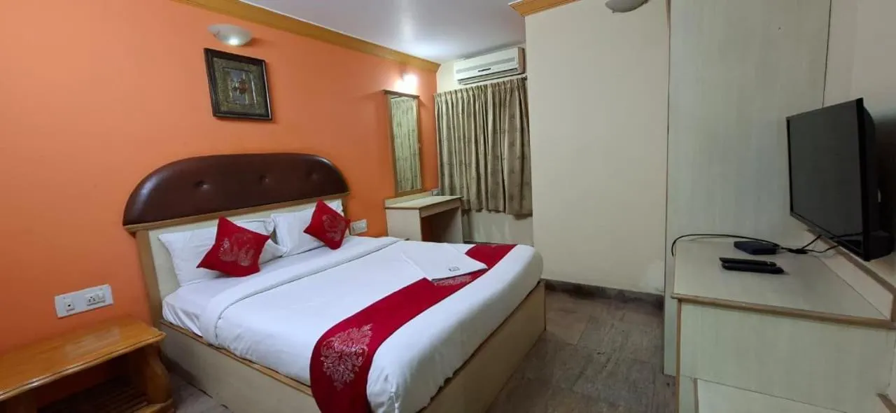 Guests, Bed in Kingston Palace