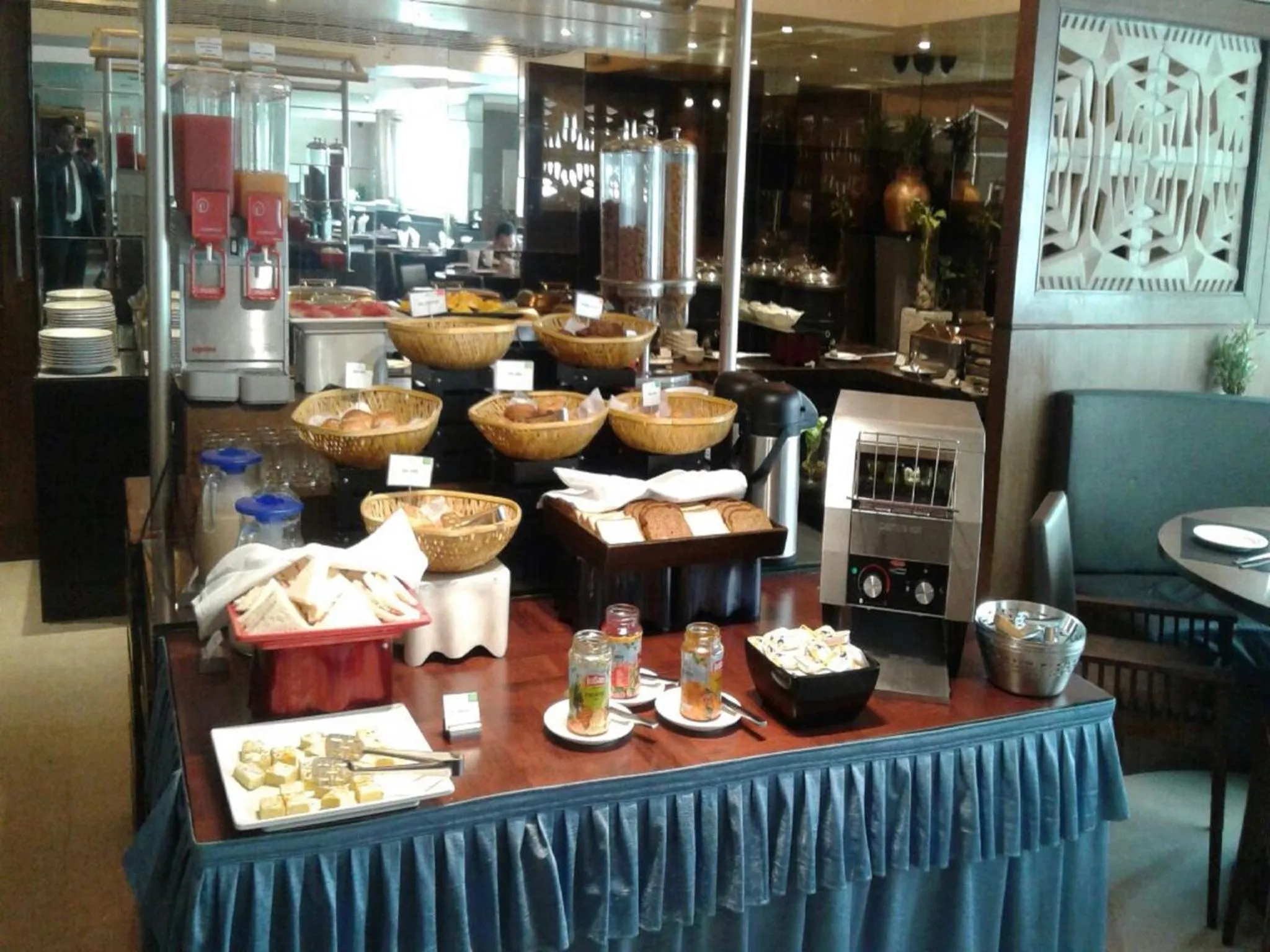 Buffet breakfast in Monotel