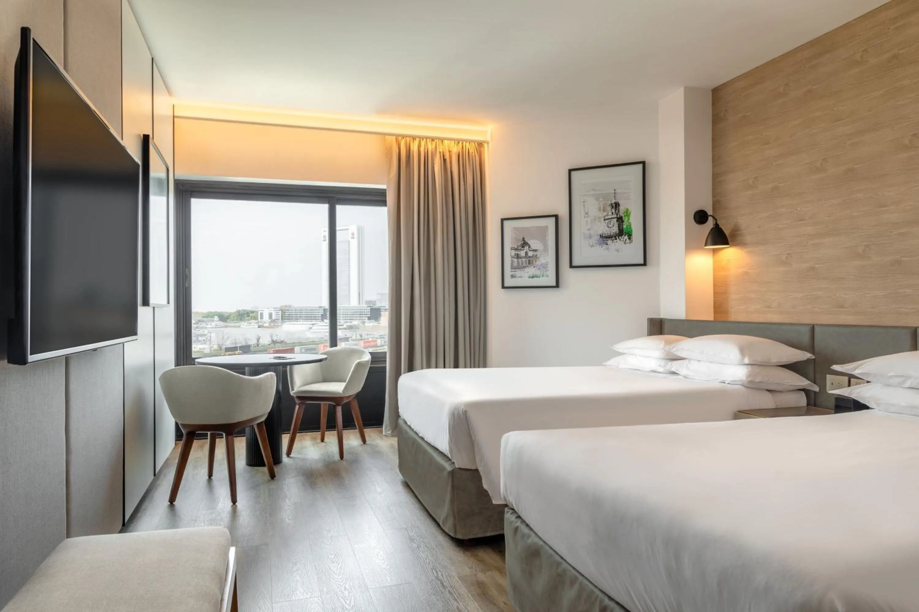 Photo of the whole room, Bed in Sheraton Buenos Aires Hotel & Convention Center