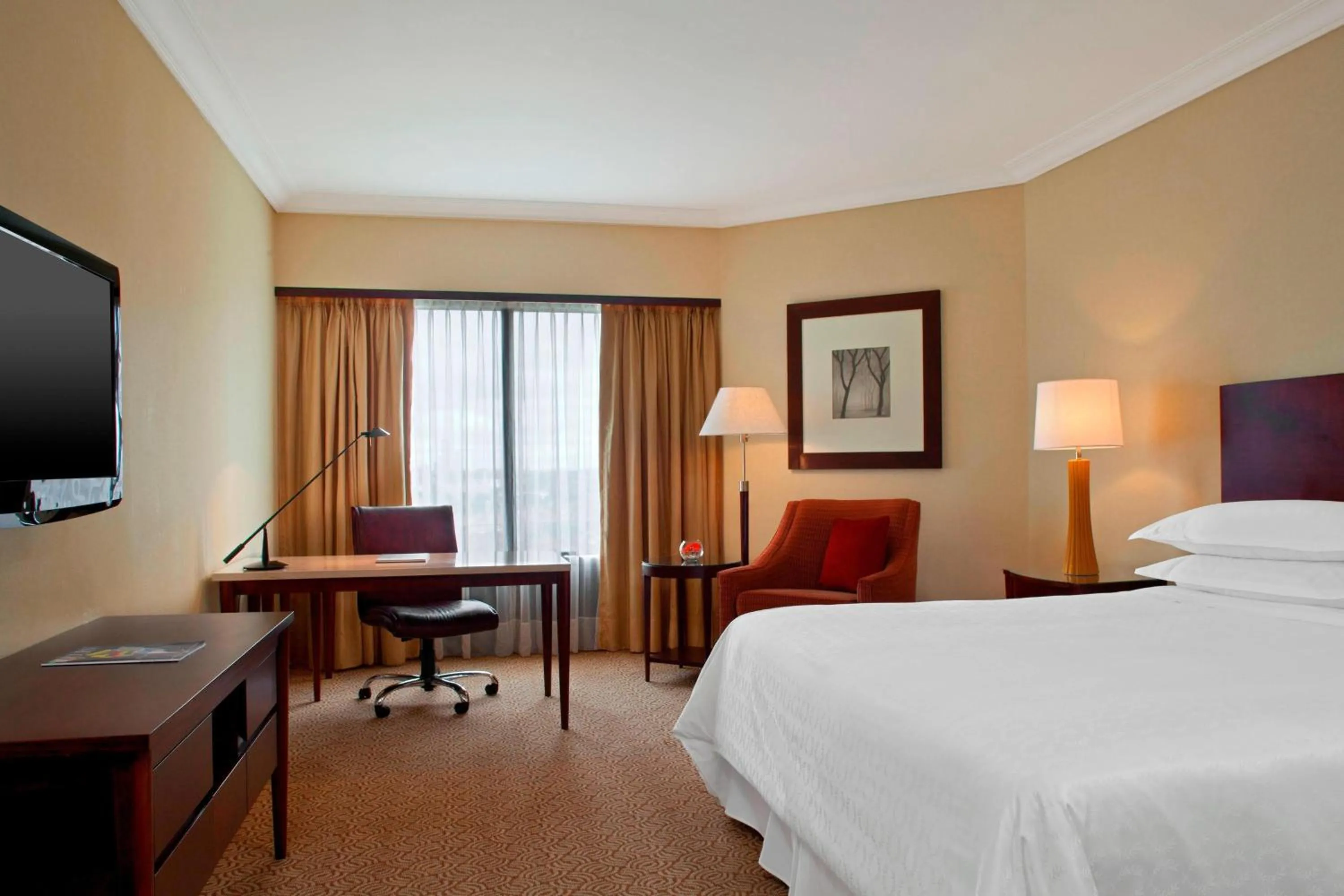 Photo of the whole room, Bed in Sheraton Buenos Aires Hotel & Convention Center