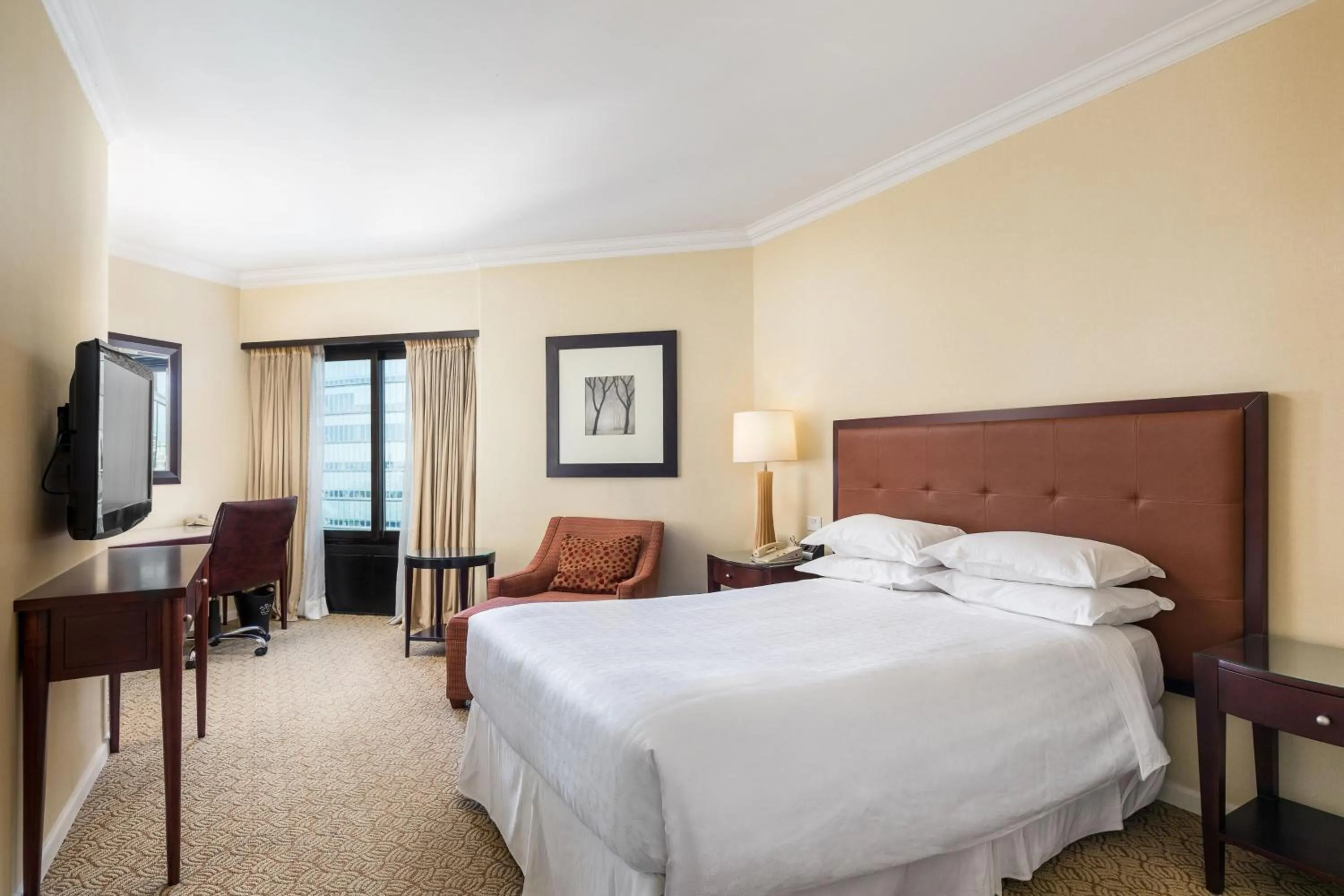 Photo of the whole room, Bed in Sheraton Buenos Aires Hotel & Convention Center