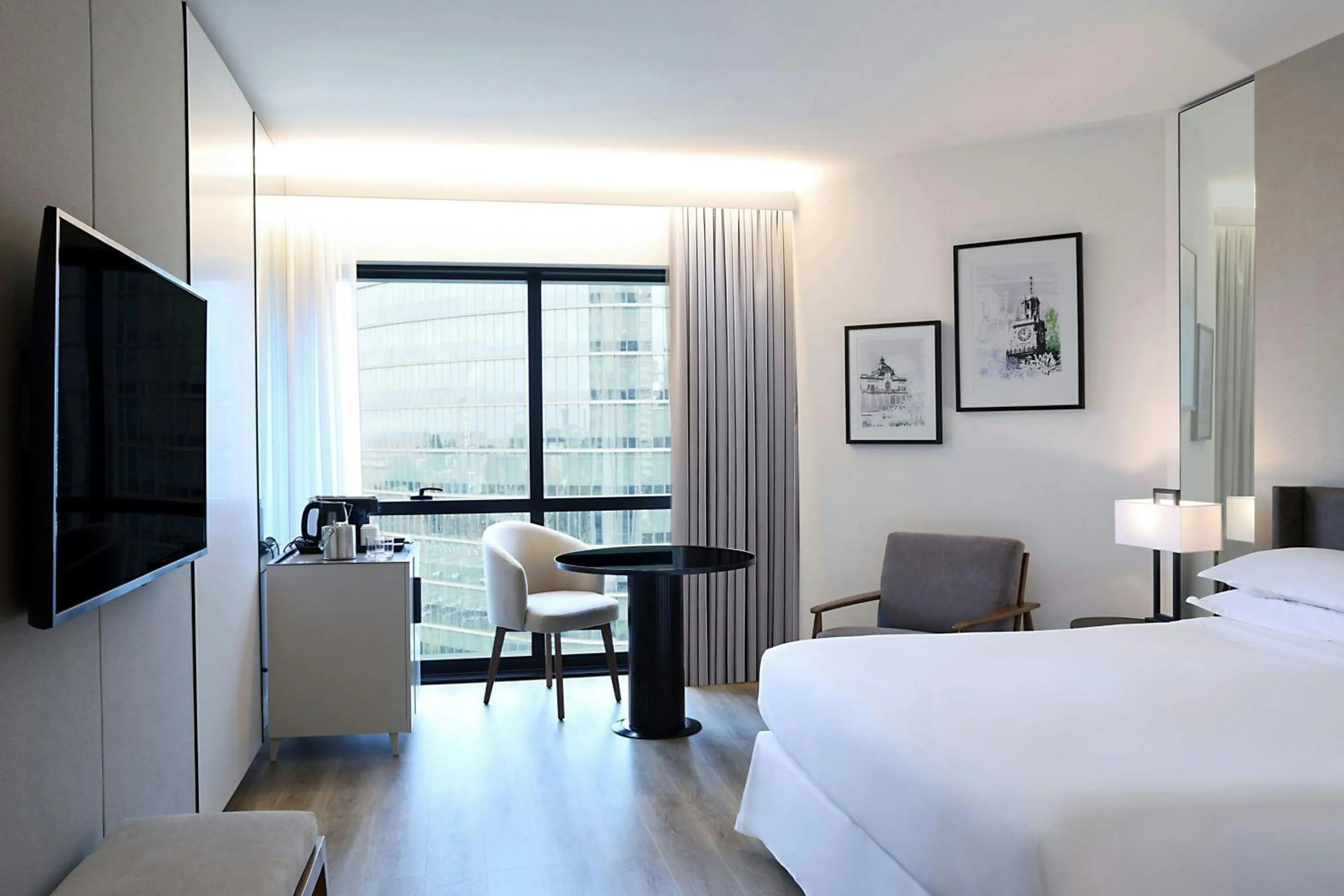 Photo of the whole room, Bed in Sheraton Buenos Aires Hotel & Convention Center