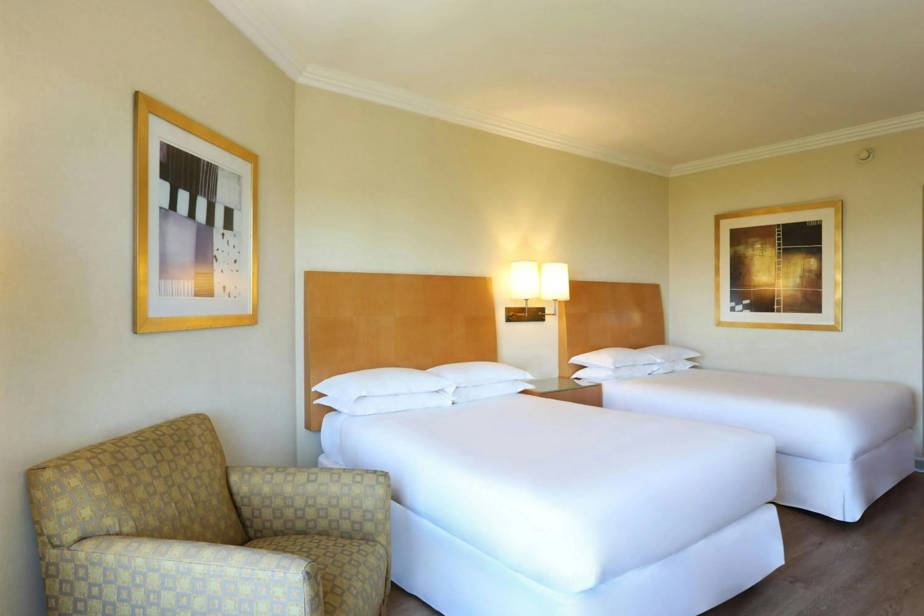 Photo of the whole room, Bed in Sheraton Buenos Aires Hotel & Convention Center