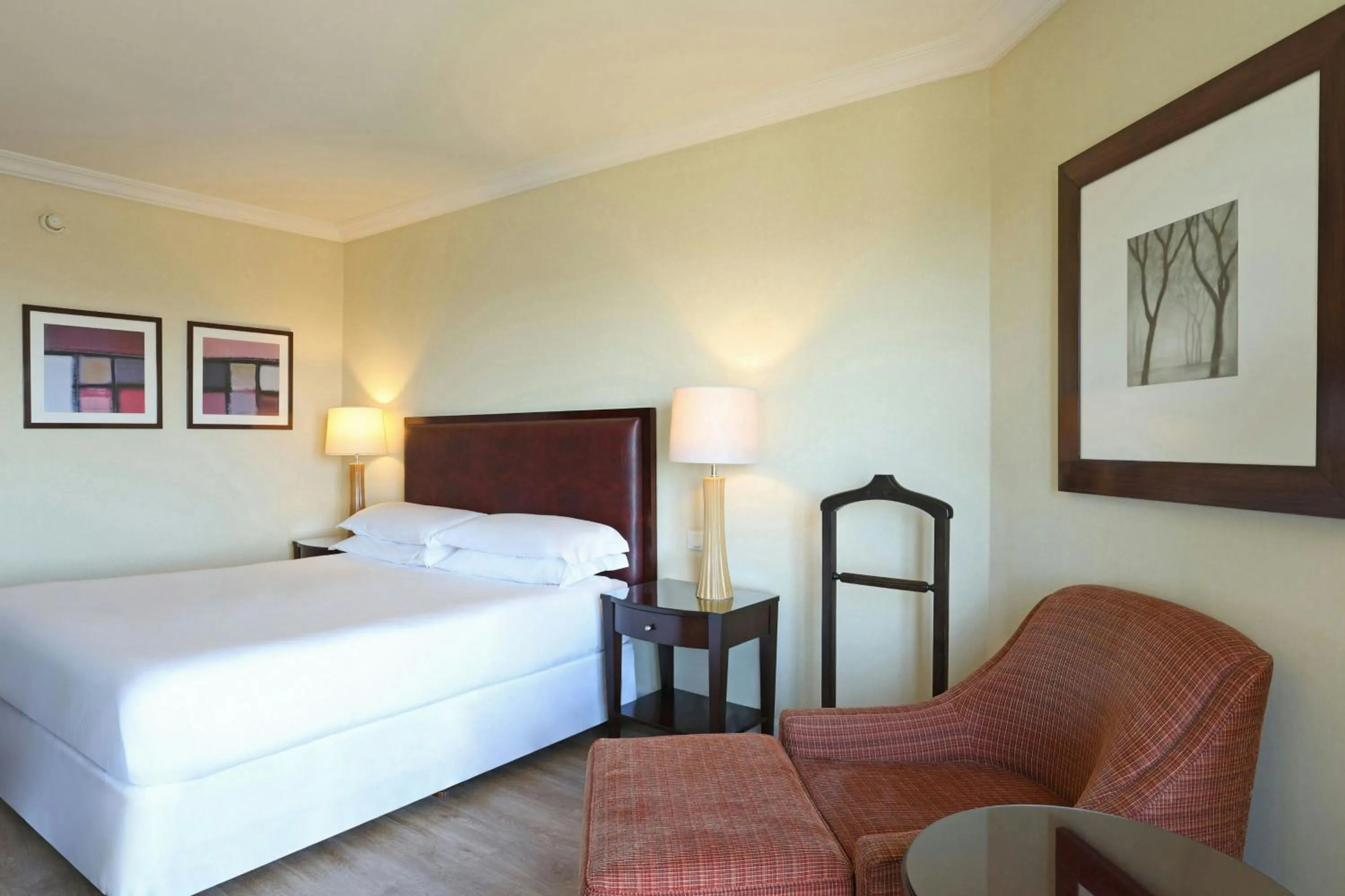 Photo of the whole room, Bed in Sheraton Buenos Aires Hotel & Convention Center