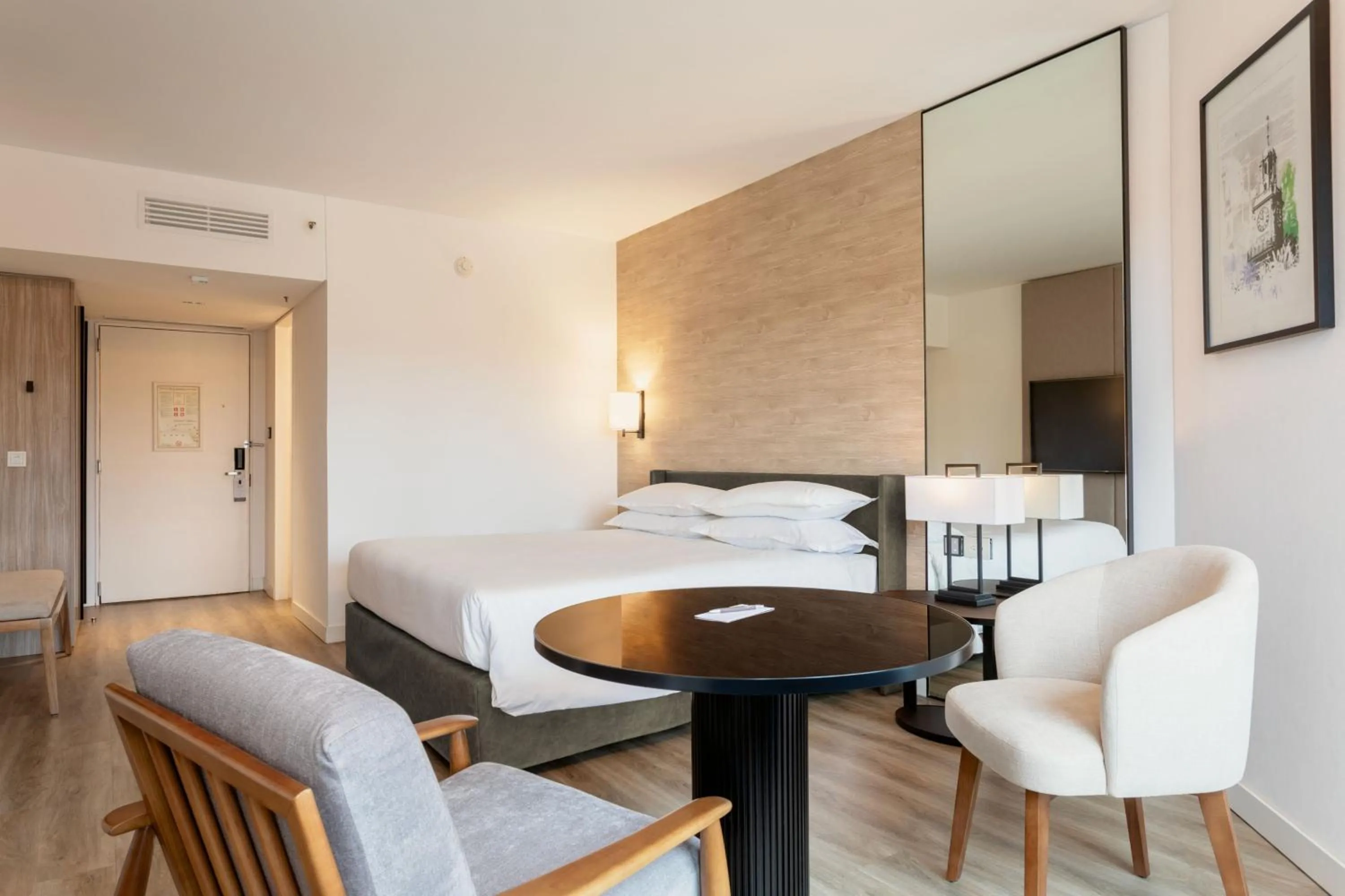 Photo of the whole room, Bed in Sheraton Buenos Aires Hotel & Convention Center