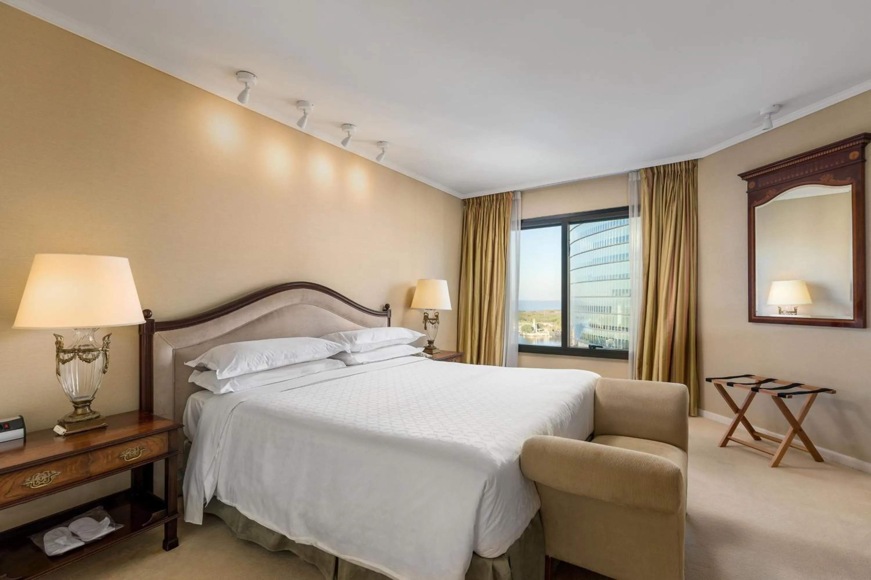 Photo of the whole room, Bed in Sheraton Buenos Aires Hotel & Convention Center