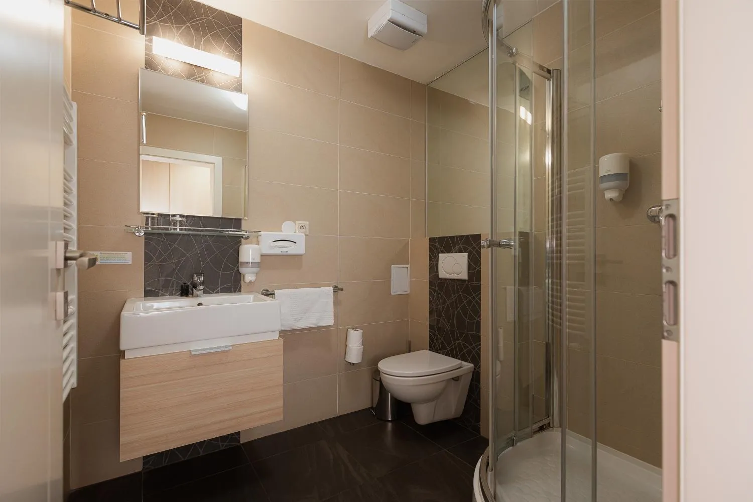 Shower in Hotel Green