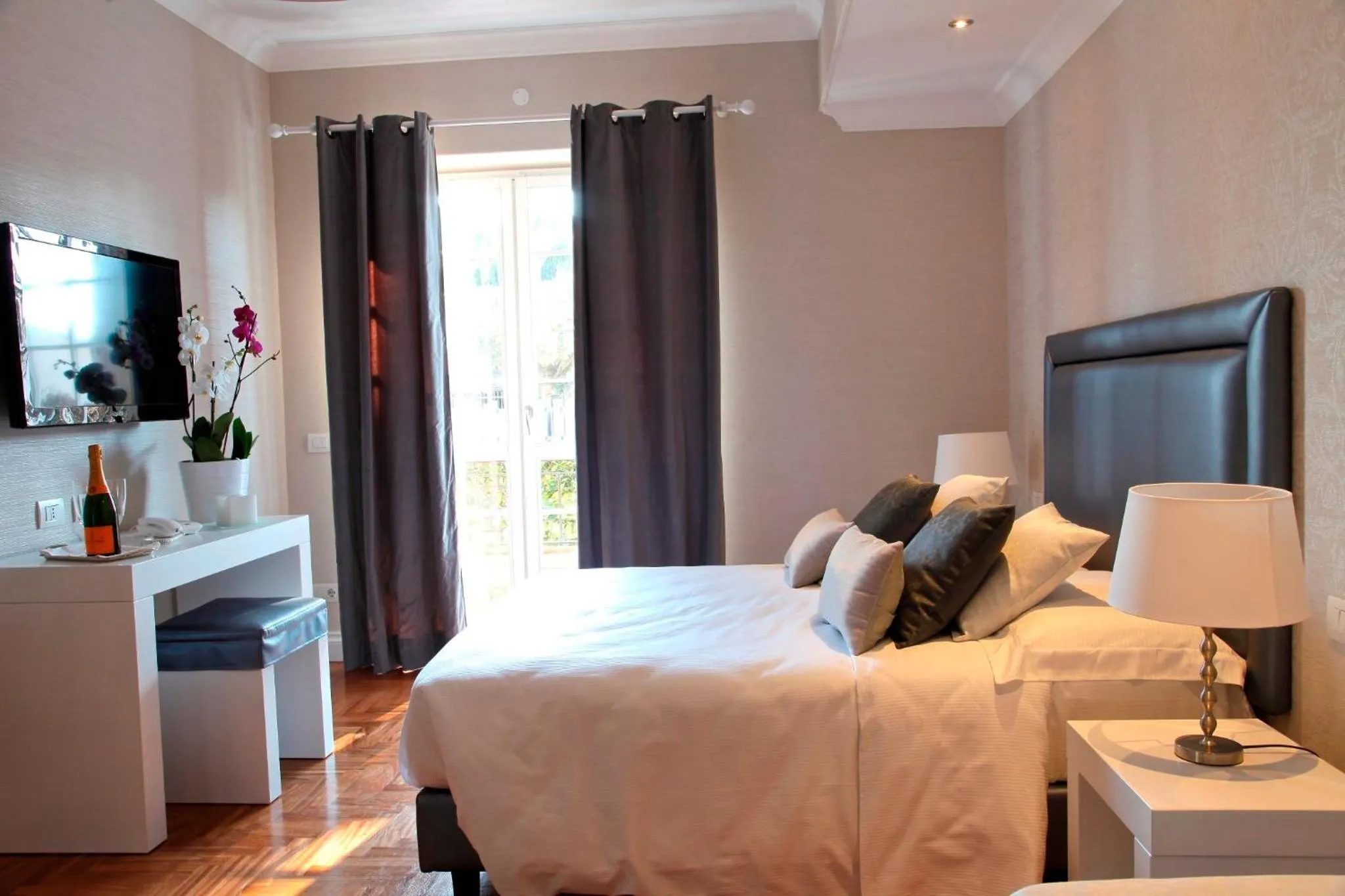 Photo of the whole room, Bed in La Villetta Suite