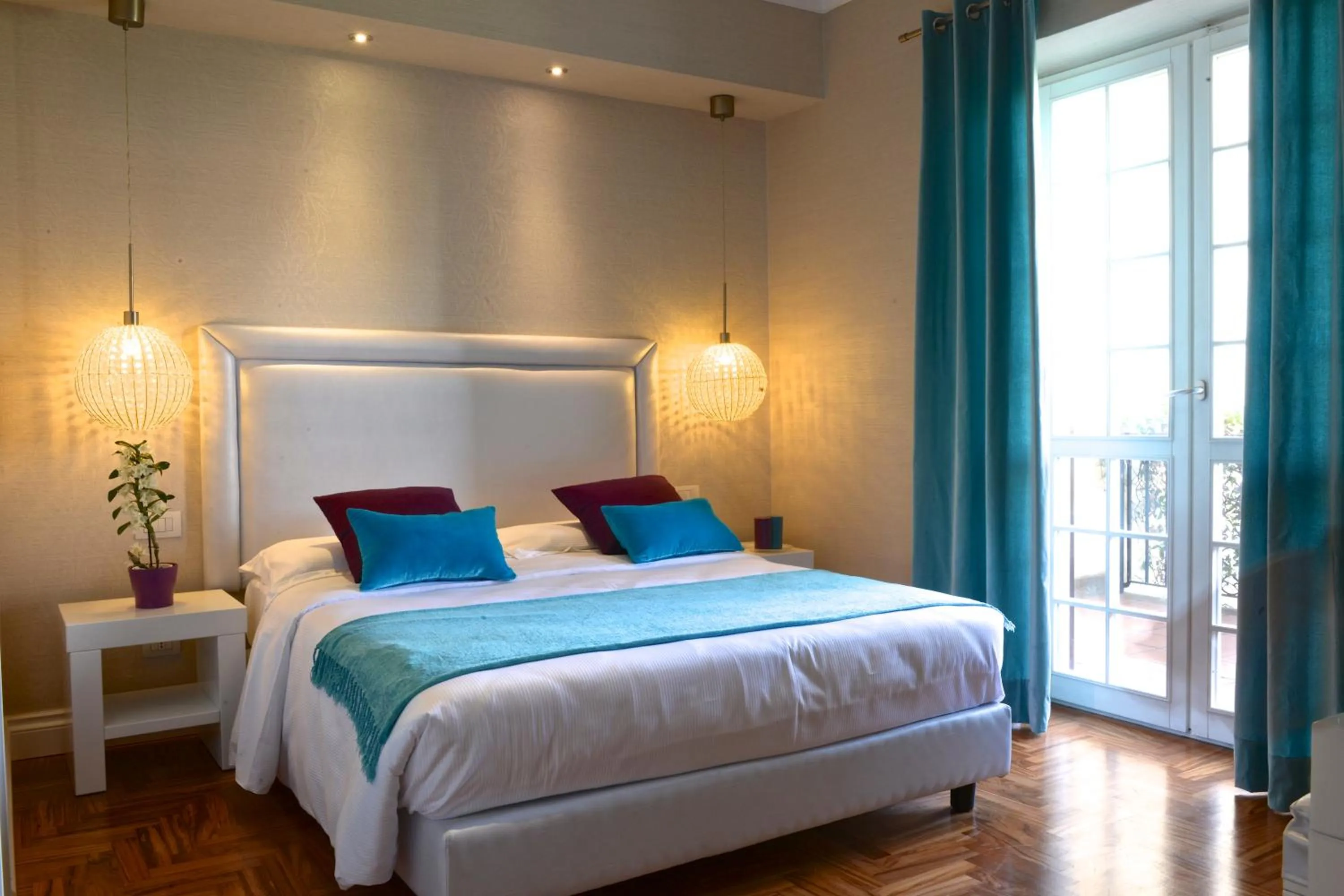 Photo of the whole room, Bed in La Villetta Suite