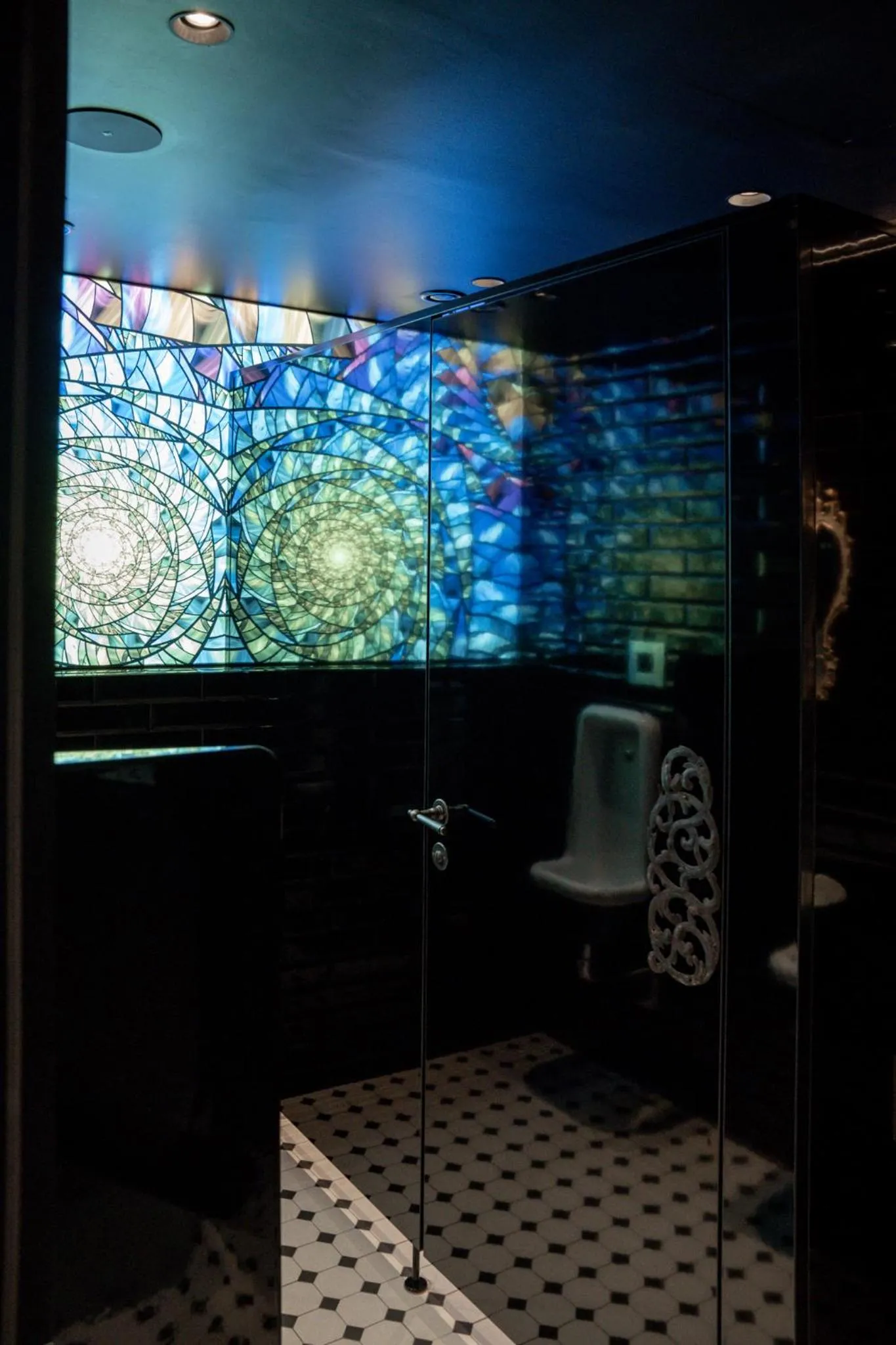 Toilet in Hotel Universo