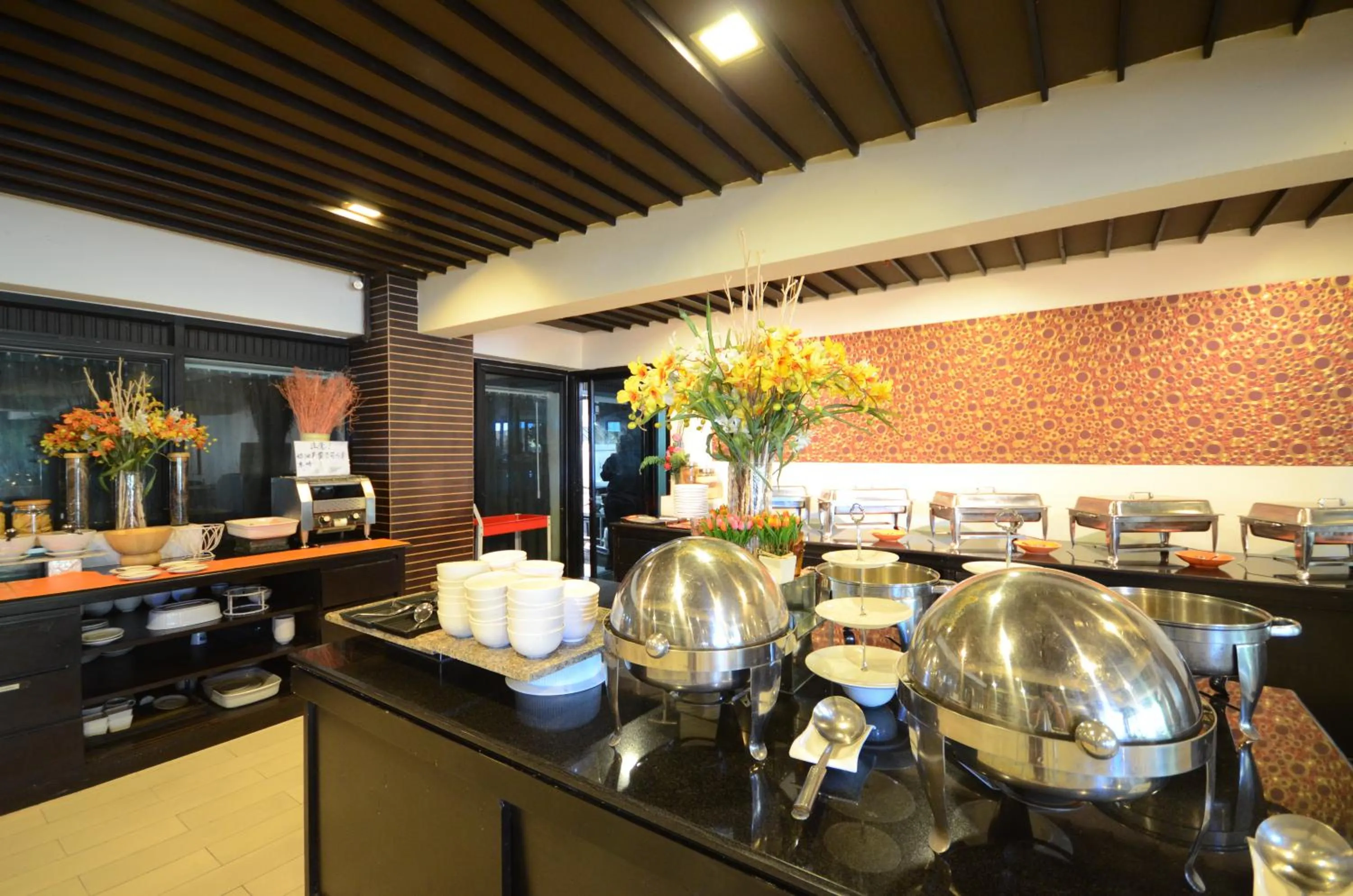 Restaurant/places to eat in The Solac At Srinakarin