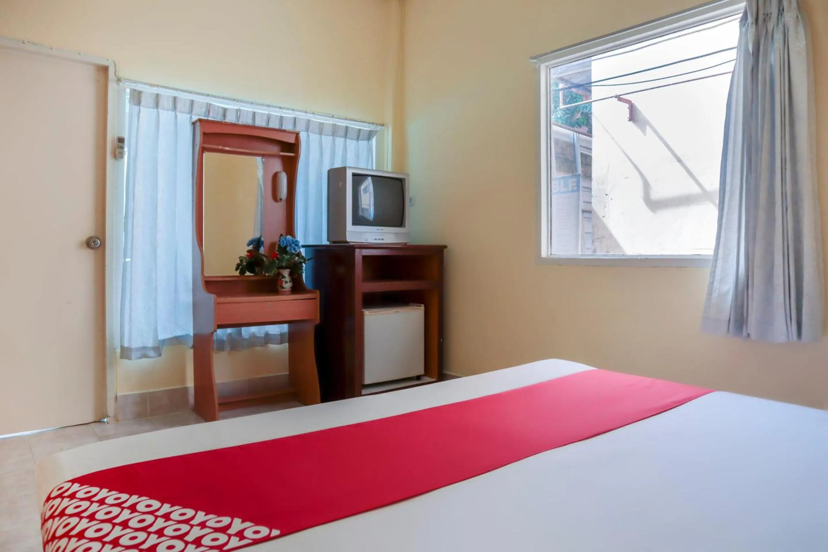 Bedroom, TV/Entertainment Center in OYO 681 Paradise Hotel