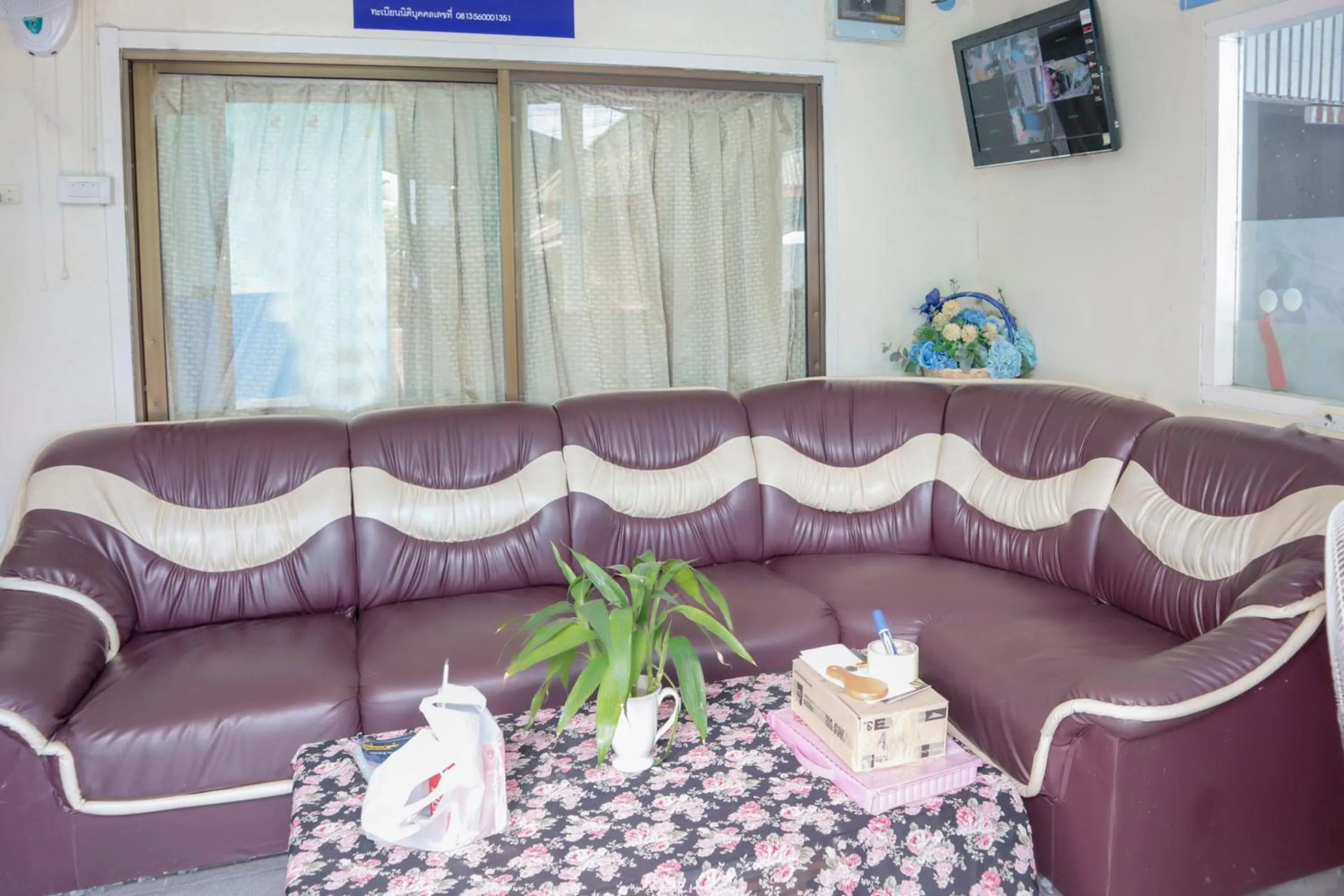 Lobby or reception, Seating Area in OYO 681 Paradise Hotel
