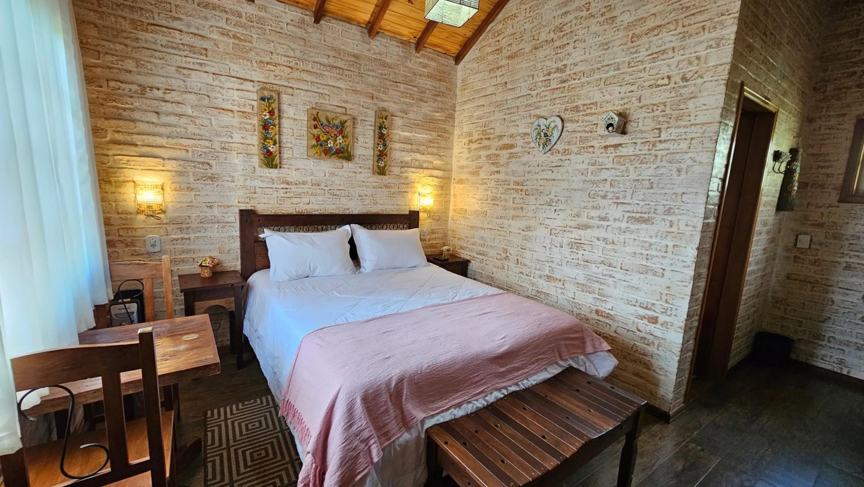 Photo of the whole room, Bed in Chalé Gosto da Roça