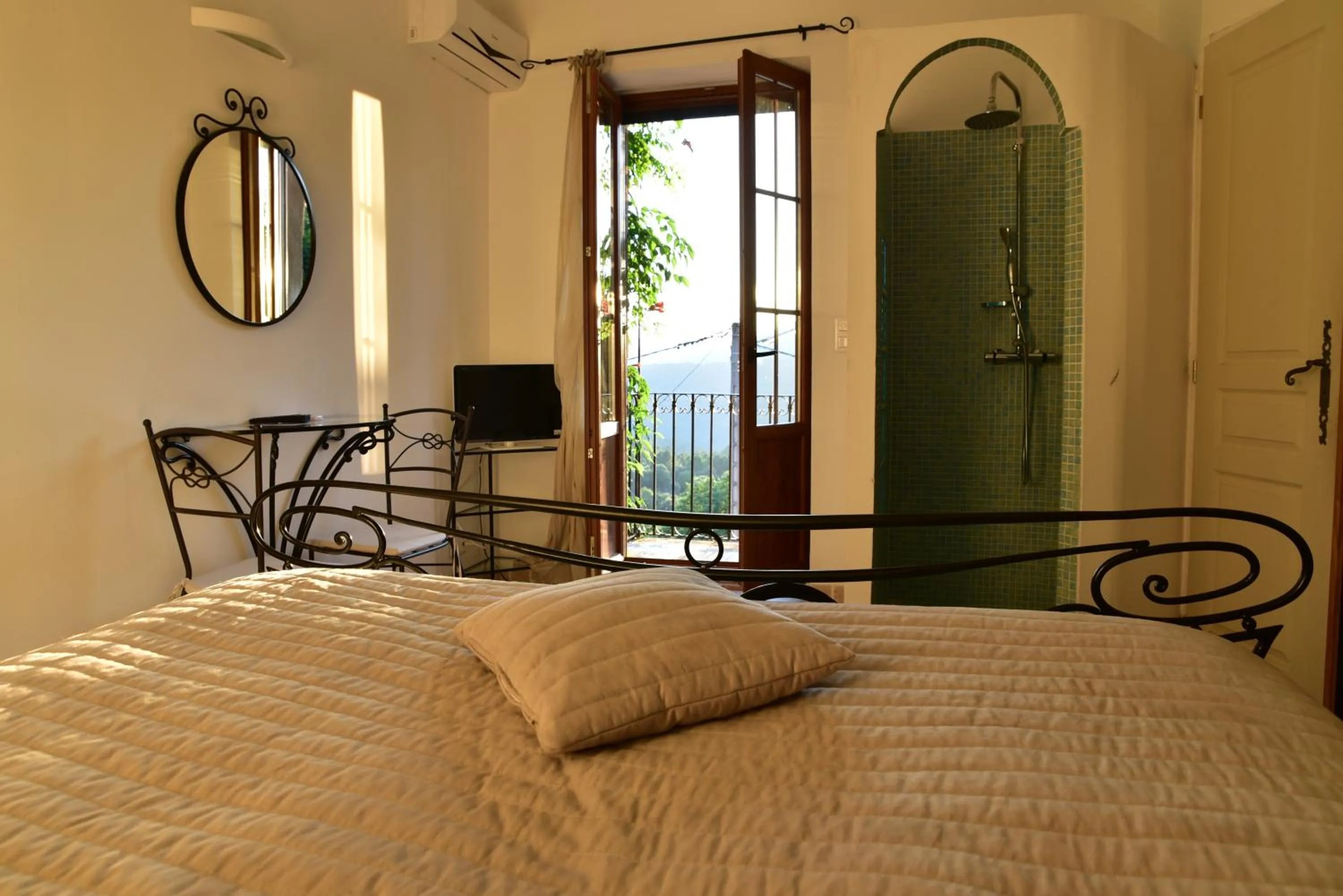 Shower, Bed in Aux Bords du Temps