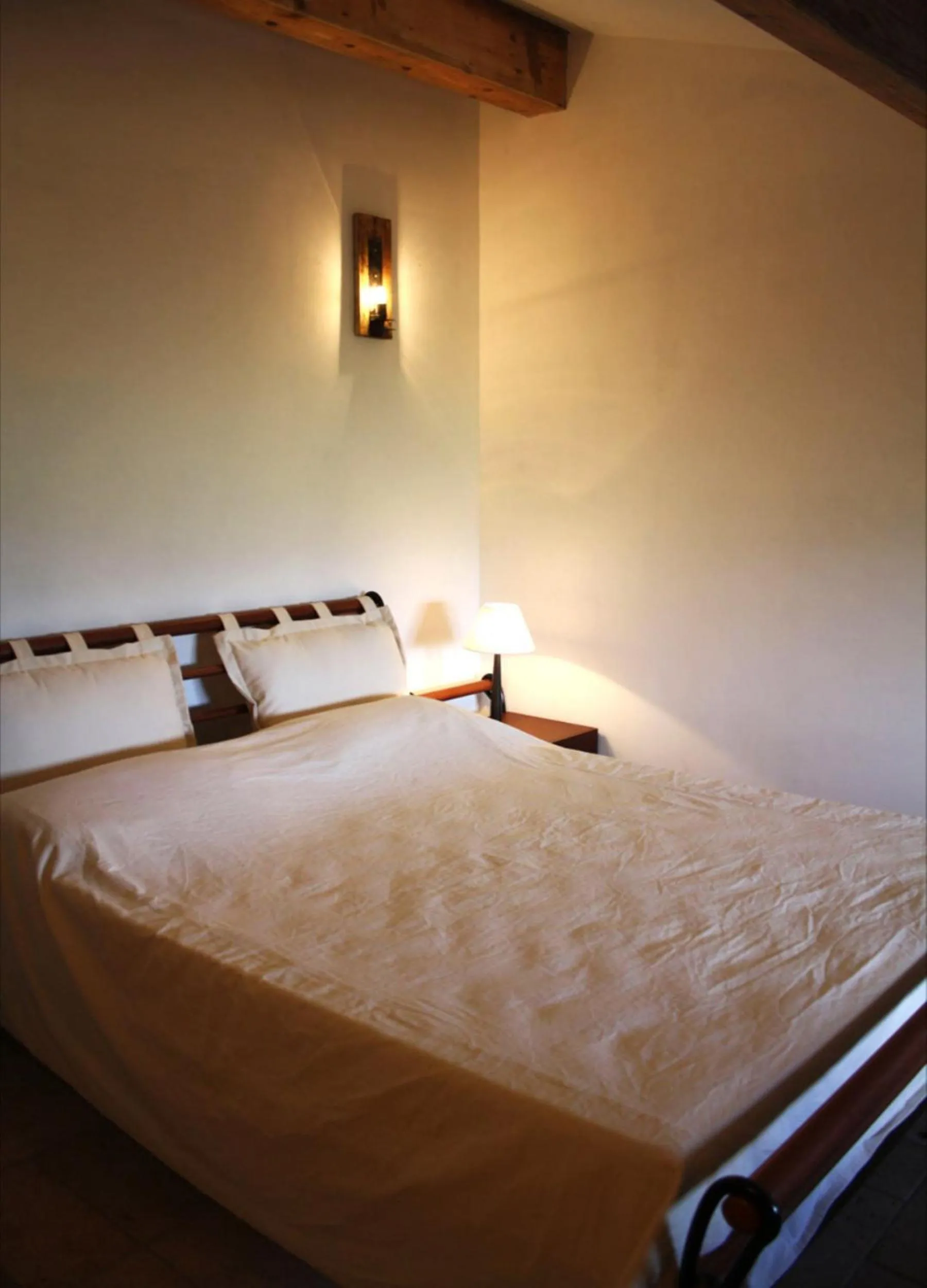 Photo of the whole room, Bed in Aux Bords du Temps