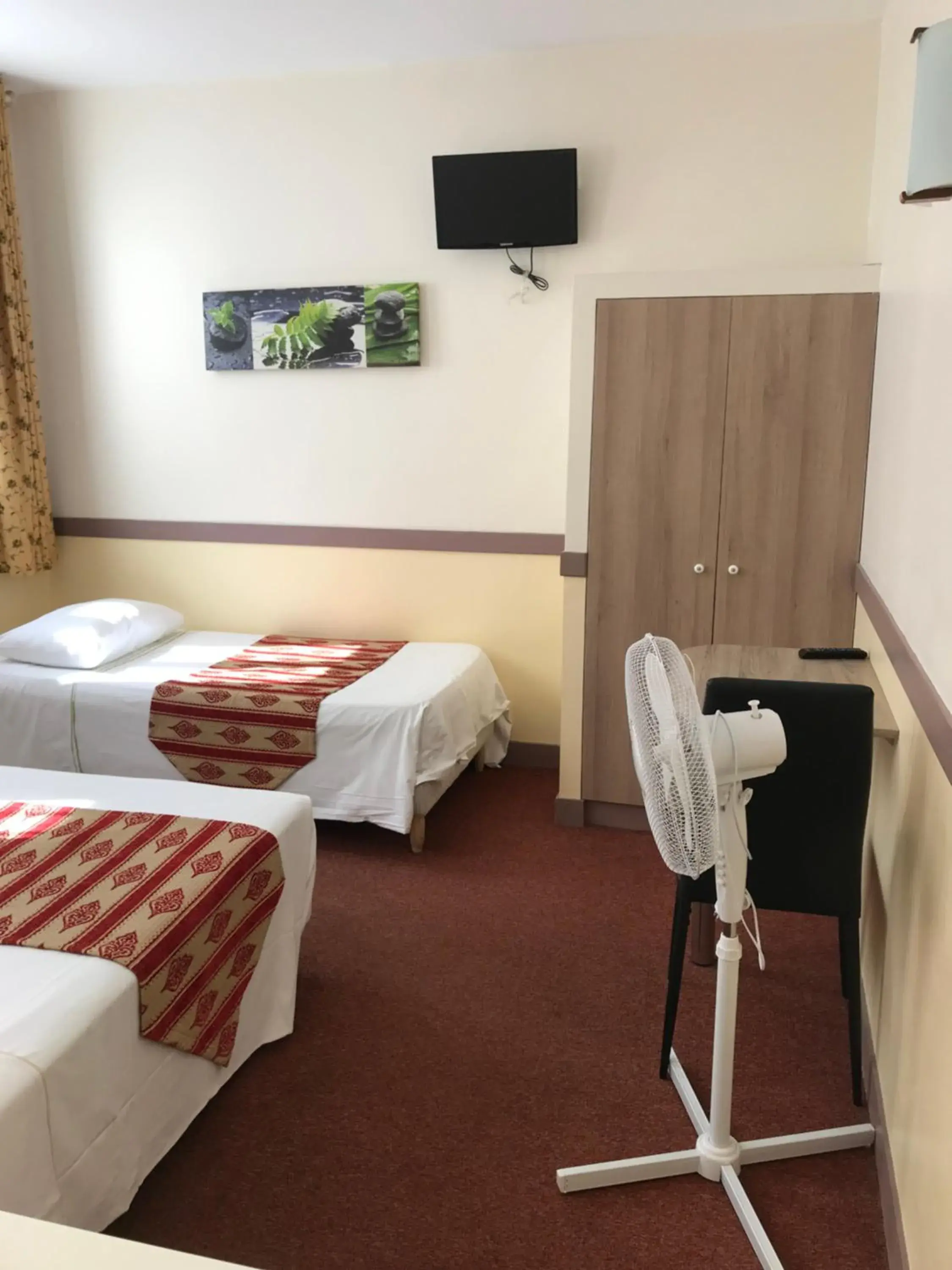 Hotel des Bains à 10 min de Paris Hotel des Bains à 10 min de Paris