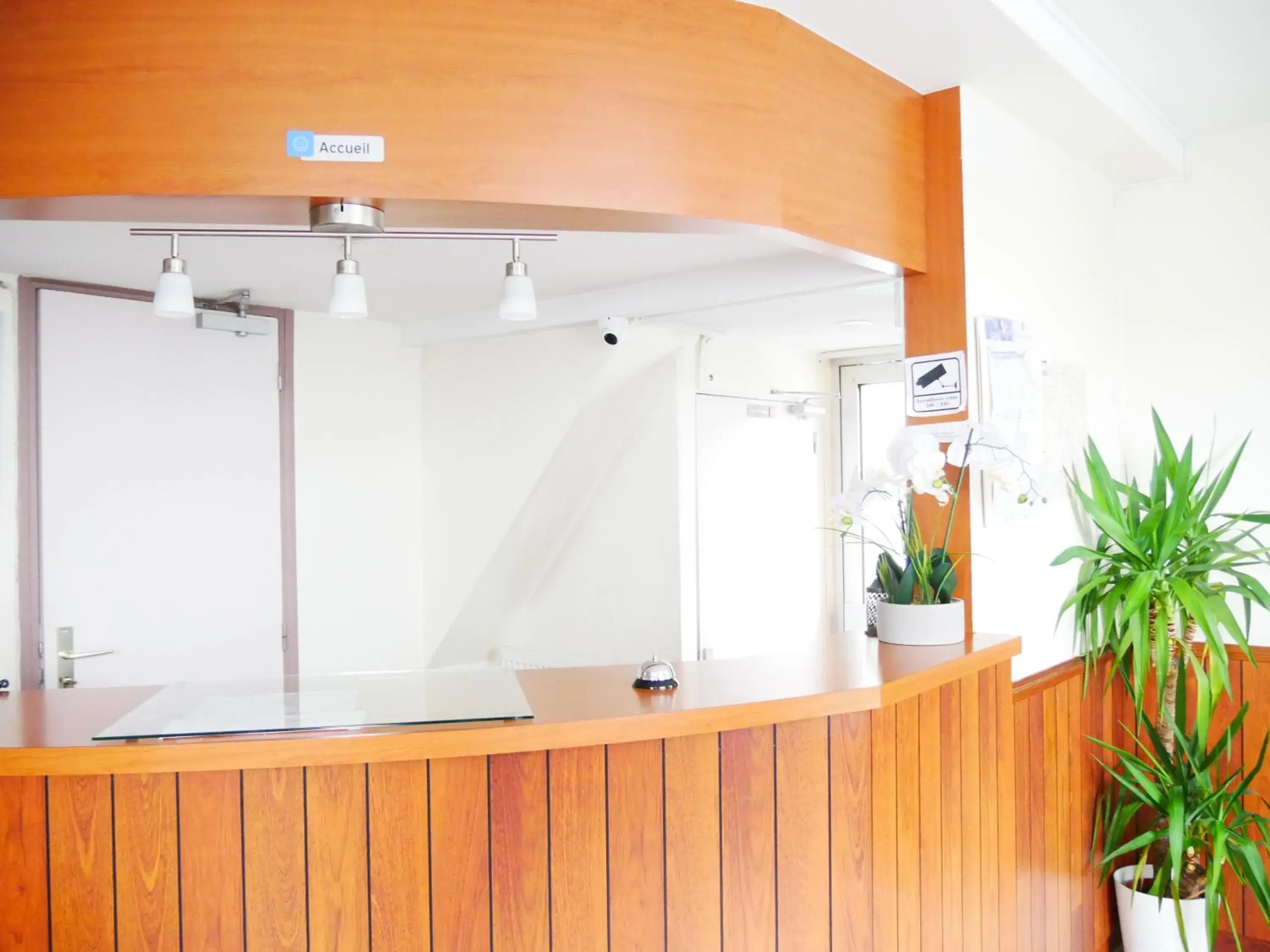 Lobby or reception in Hotel des Bains à 10 min de Paris Lobby or reception in Hotel des Bains à 10 min de Paris