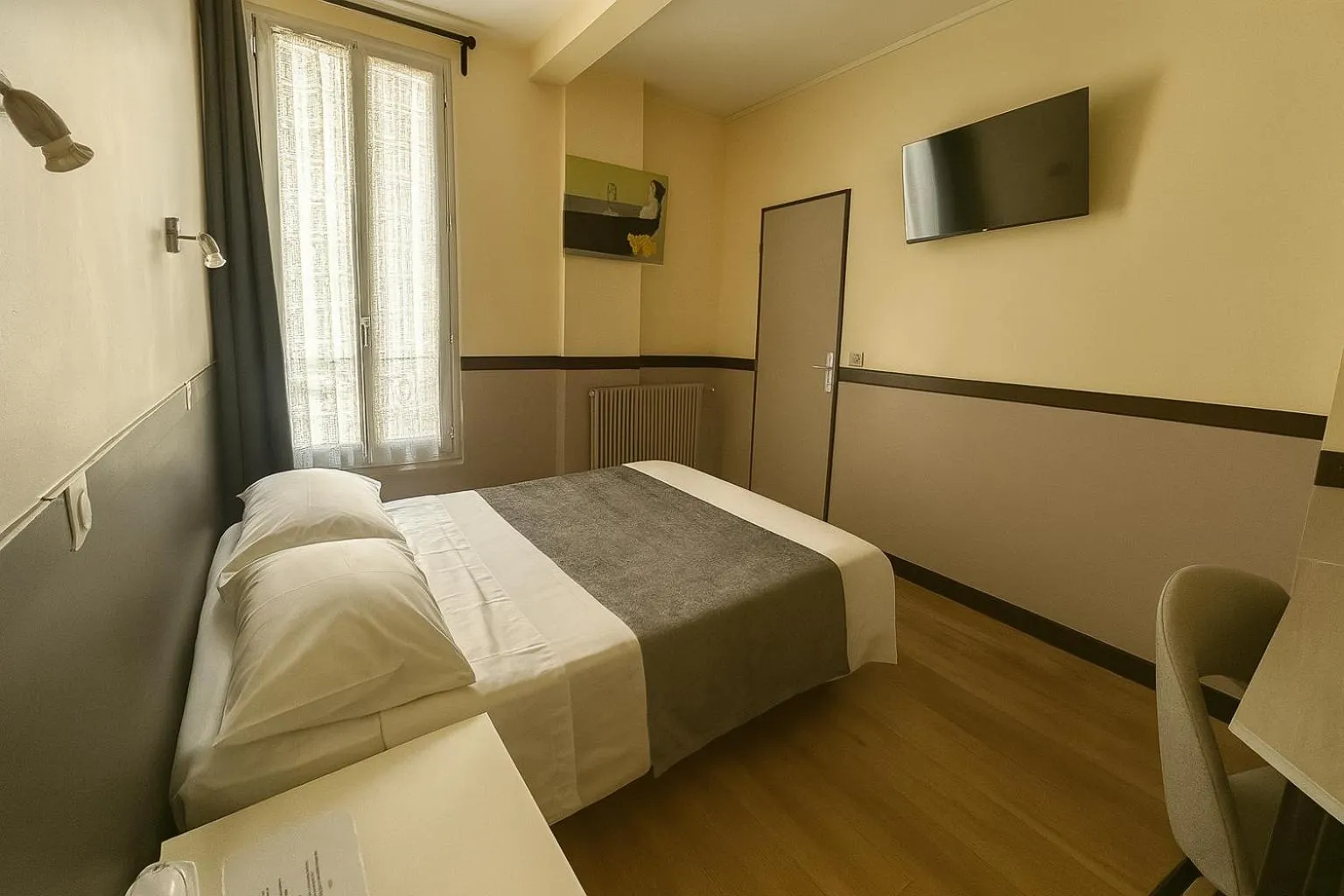 Bedroom, Bed in Hotel des Bains à 10 min de Paris