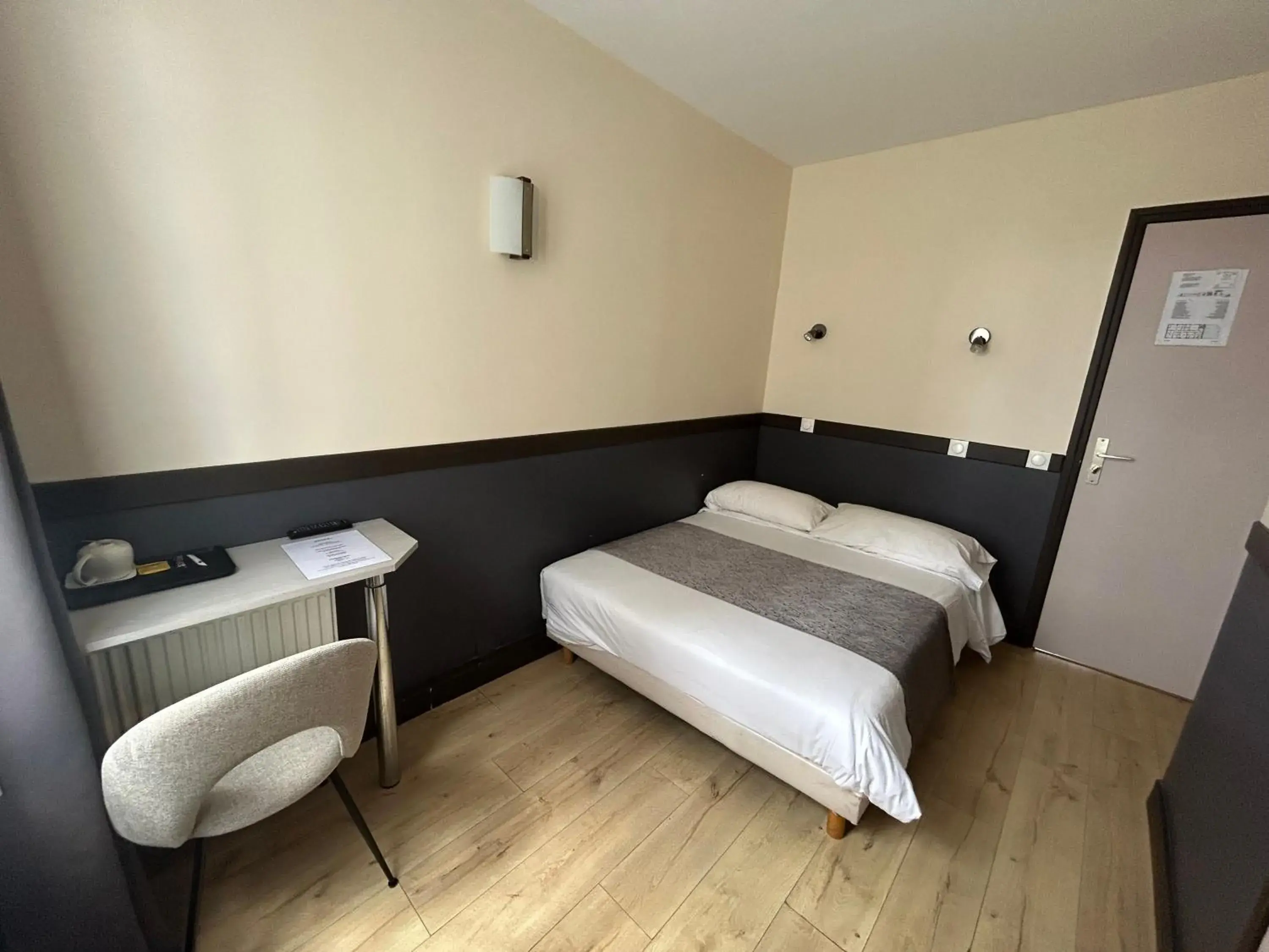 Bedroom, Bed in Hotel des Bains à 10 min de Paris Bedroom, Bed in Hotel des Bains à 10 min de Paris