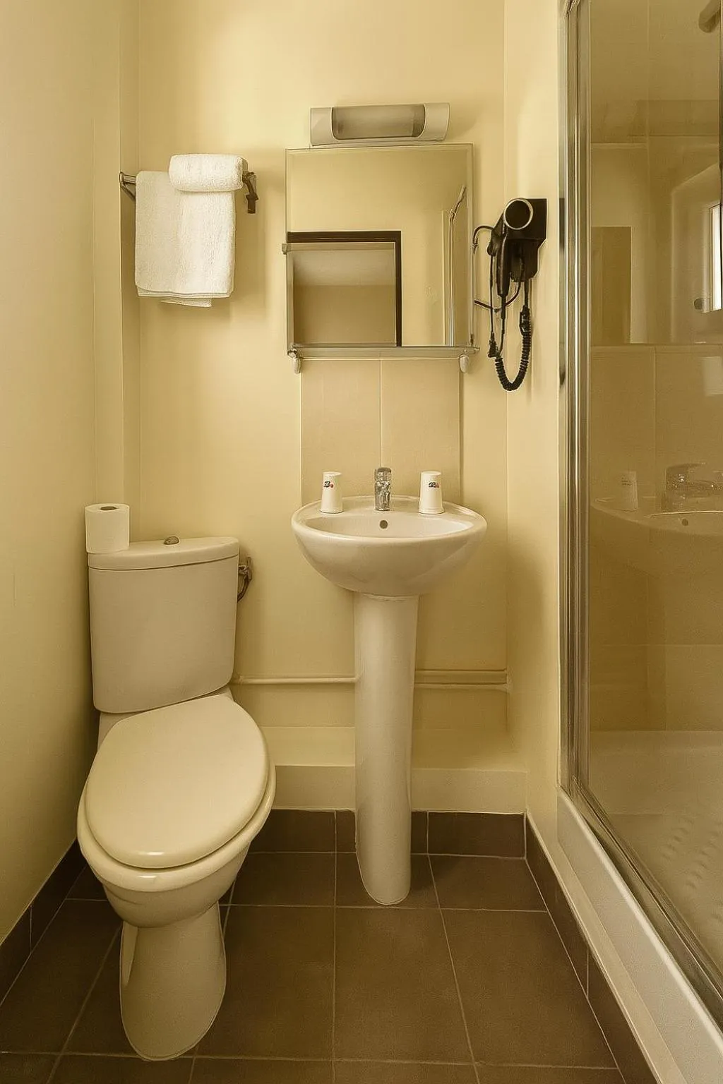 Toilet in Hotel des Bains à 10 min de Paris