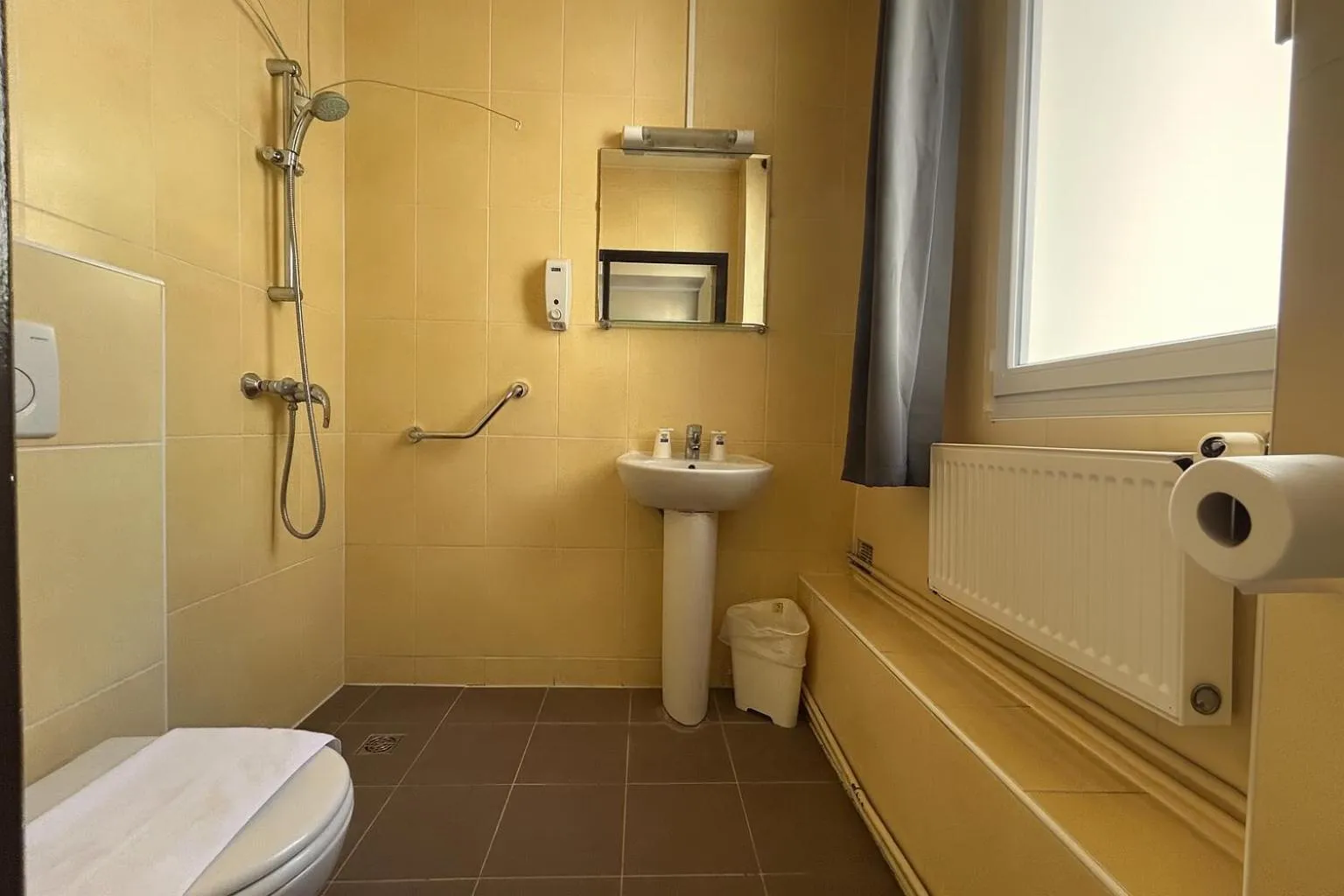 Toilet in Hotel des Bains à 10 min de Paris