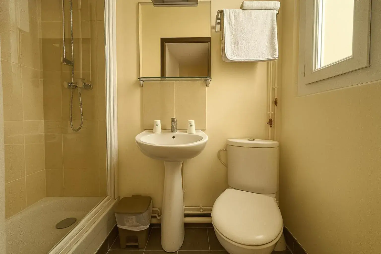 Shower in Hotel des Bains à 10 min de Paris Shower in Hotel des Bains à 10 min de Paris