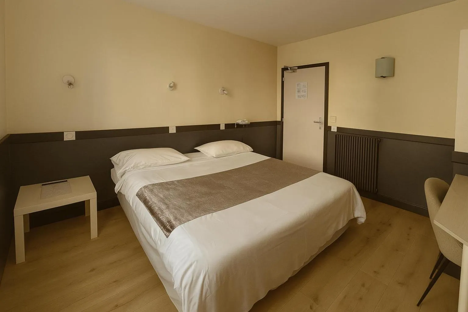 Bedroom, Bed in Hotel des Bains à 10 min de Paris