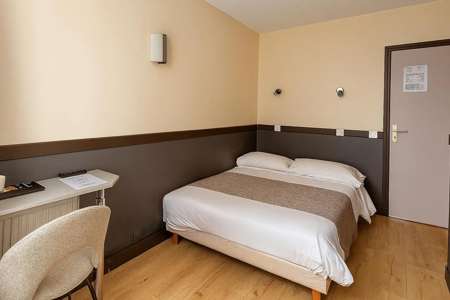 Bedroom, Bed in Hotel des Bains à 10 min de Paris