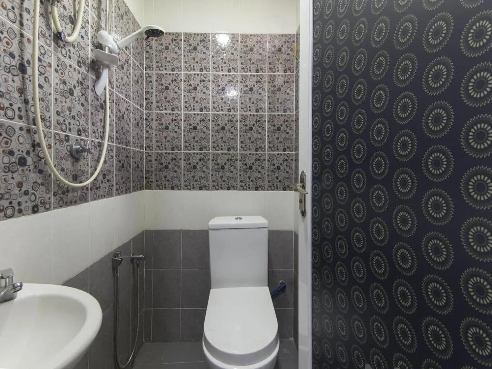 Shower, Bathroom in Hotel Sunsurya