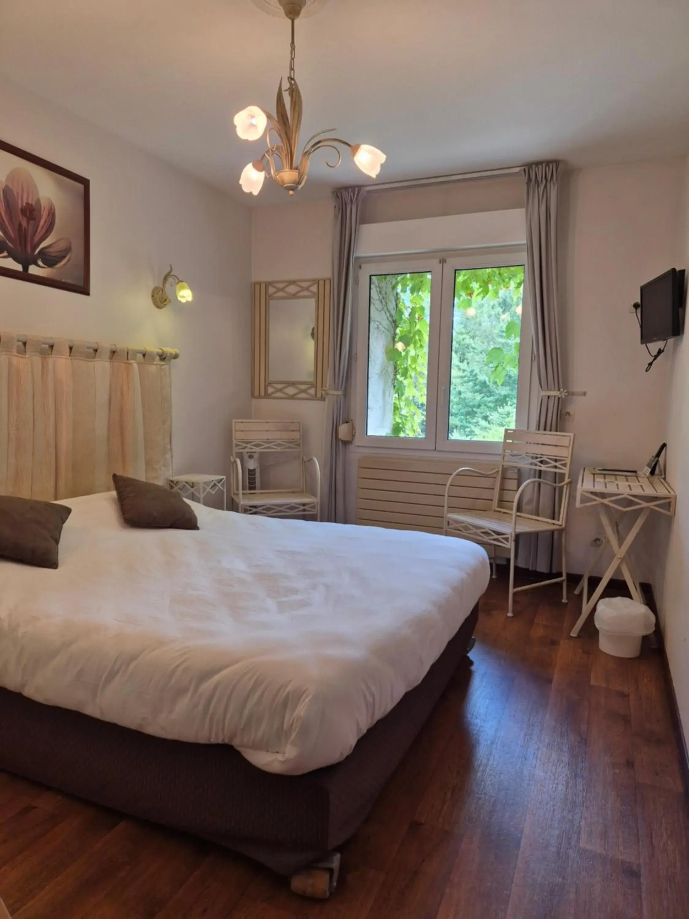 Photo of the whole room, Bed in Logis Hôtel Restaurant Les Norias Photo of the whole room, Bed in Logis Hôtel Restaurant Les Norias