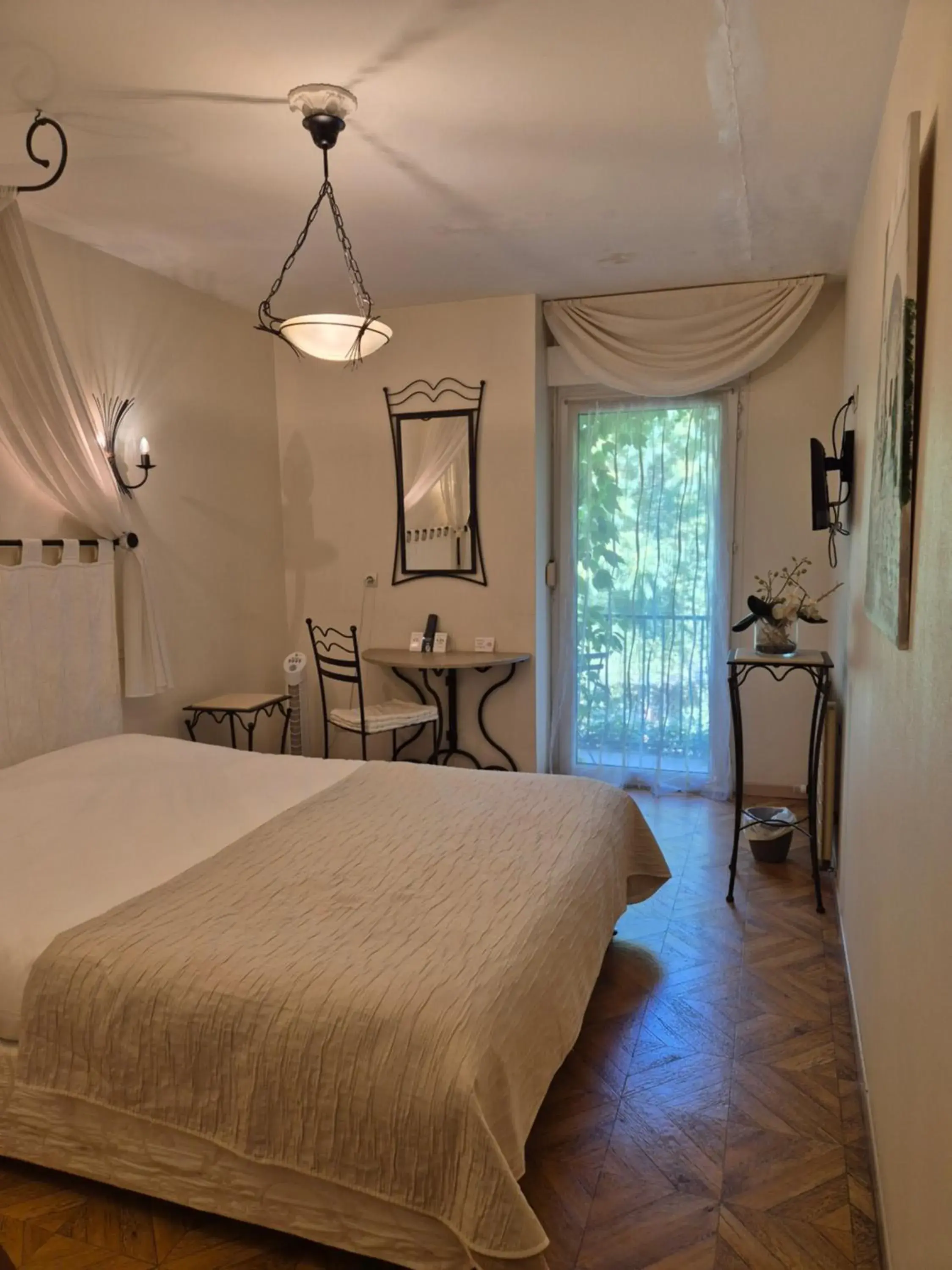 Photo of the whole room, Bed in Logis Hôtel Restaurant Les Norias Photo of the whole room, Bed in Logis Hôtel Restaurant Les Norias