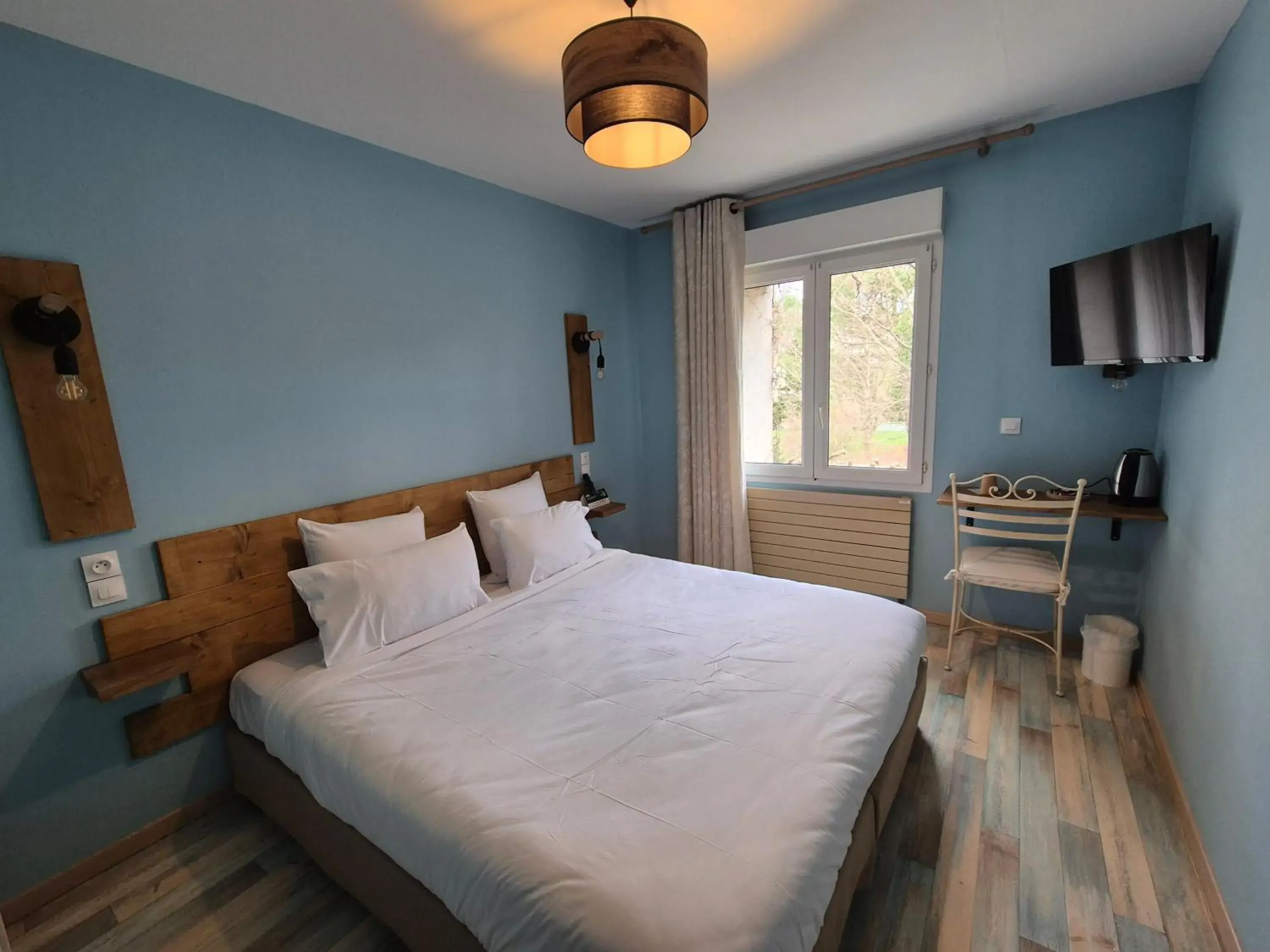 Bedroom, Bed in Logis Hôtel Restaurant Les Norias Bedroom, Bed in Logis Hôtel Restaurant Les Norias