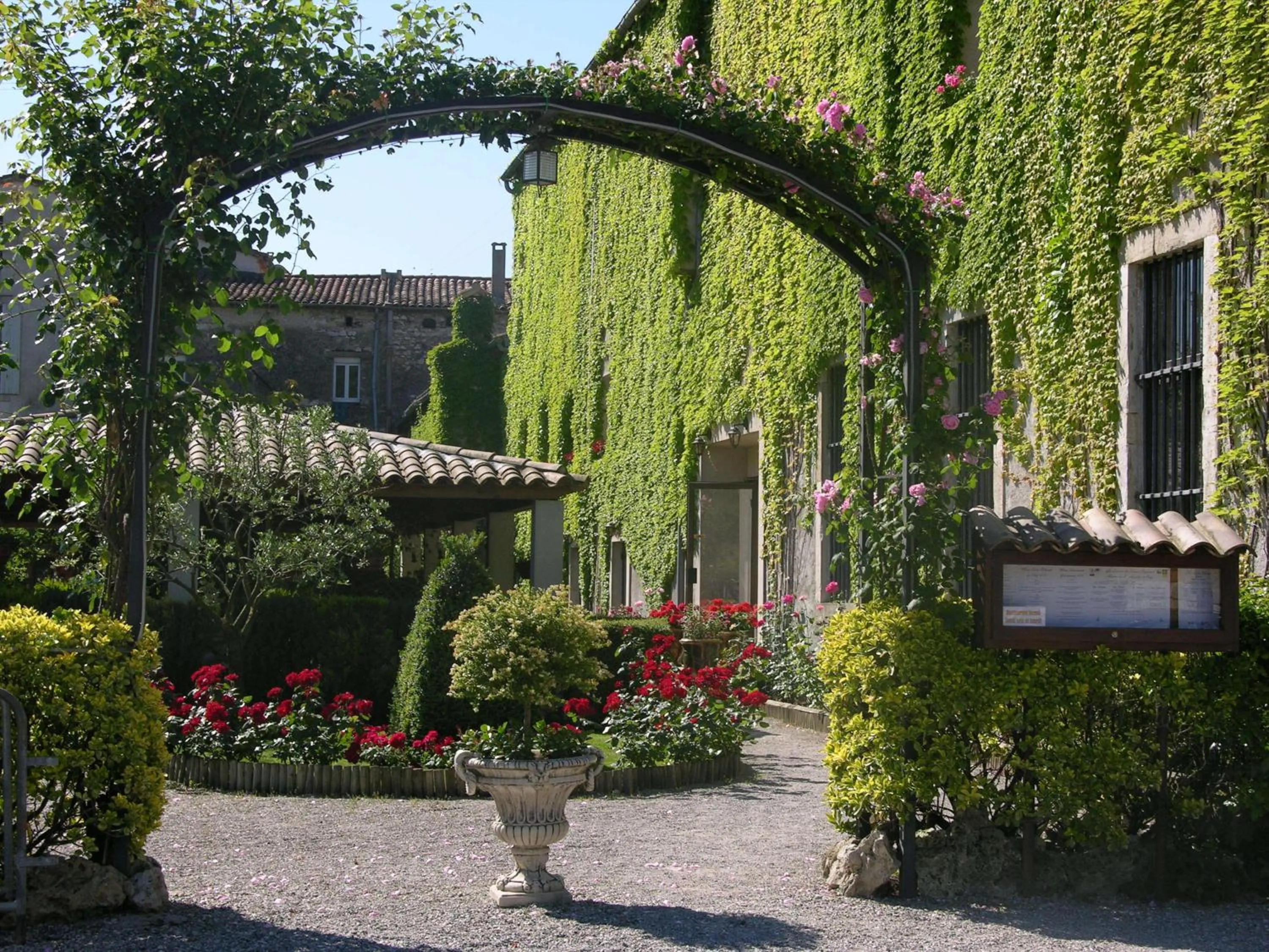 Facade/entrance in Logis Hôtel Restaurant Les Norias