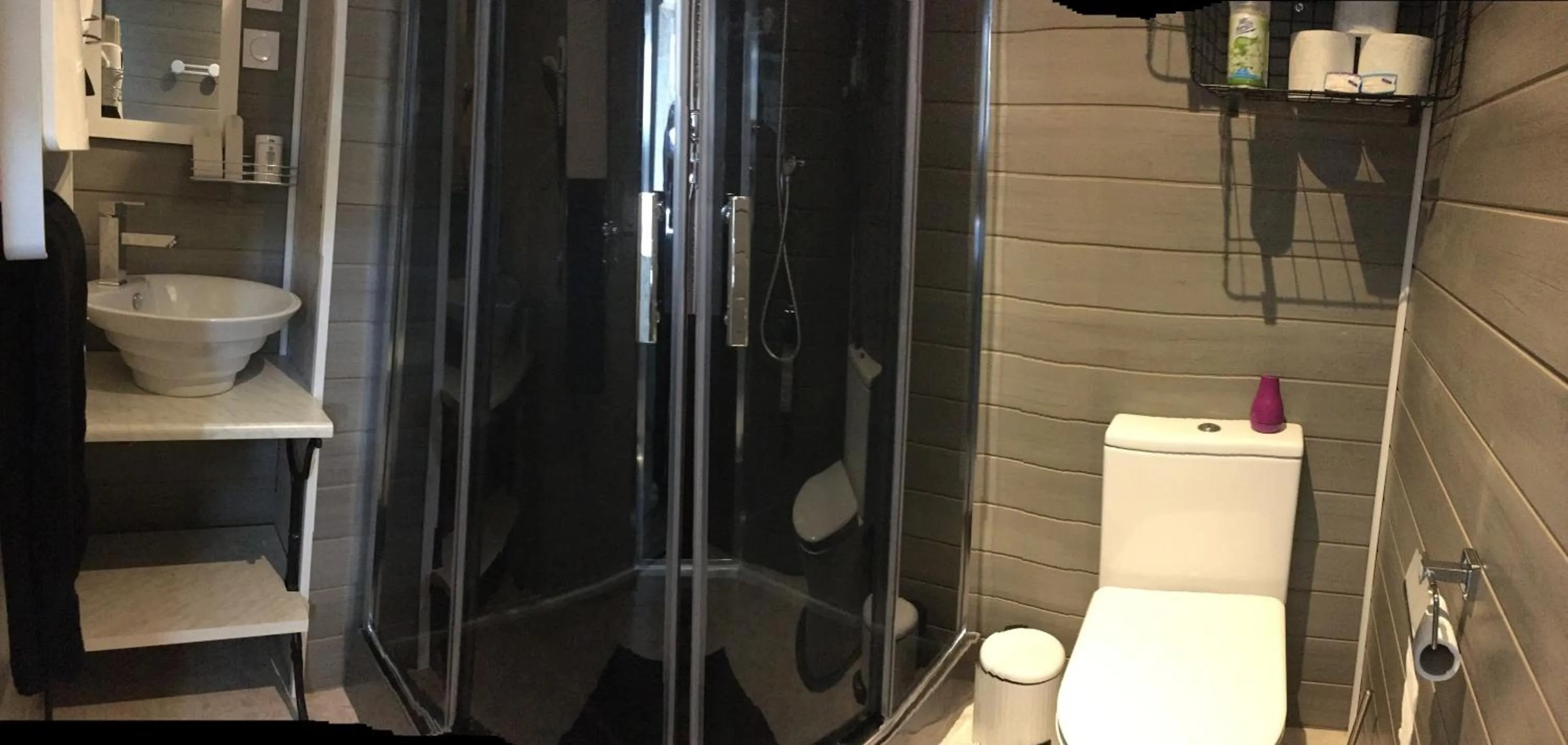 Shower in Chambres d'Hôtes LES VERGERS DE LOUISE