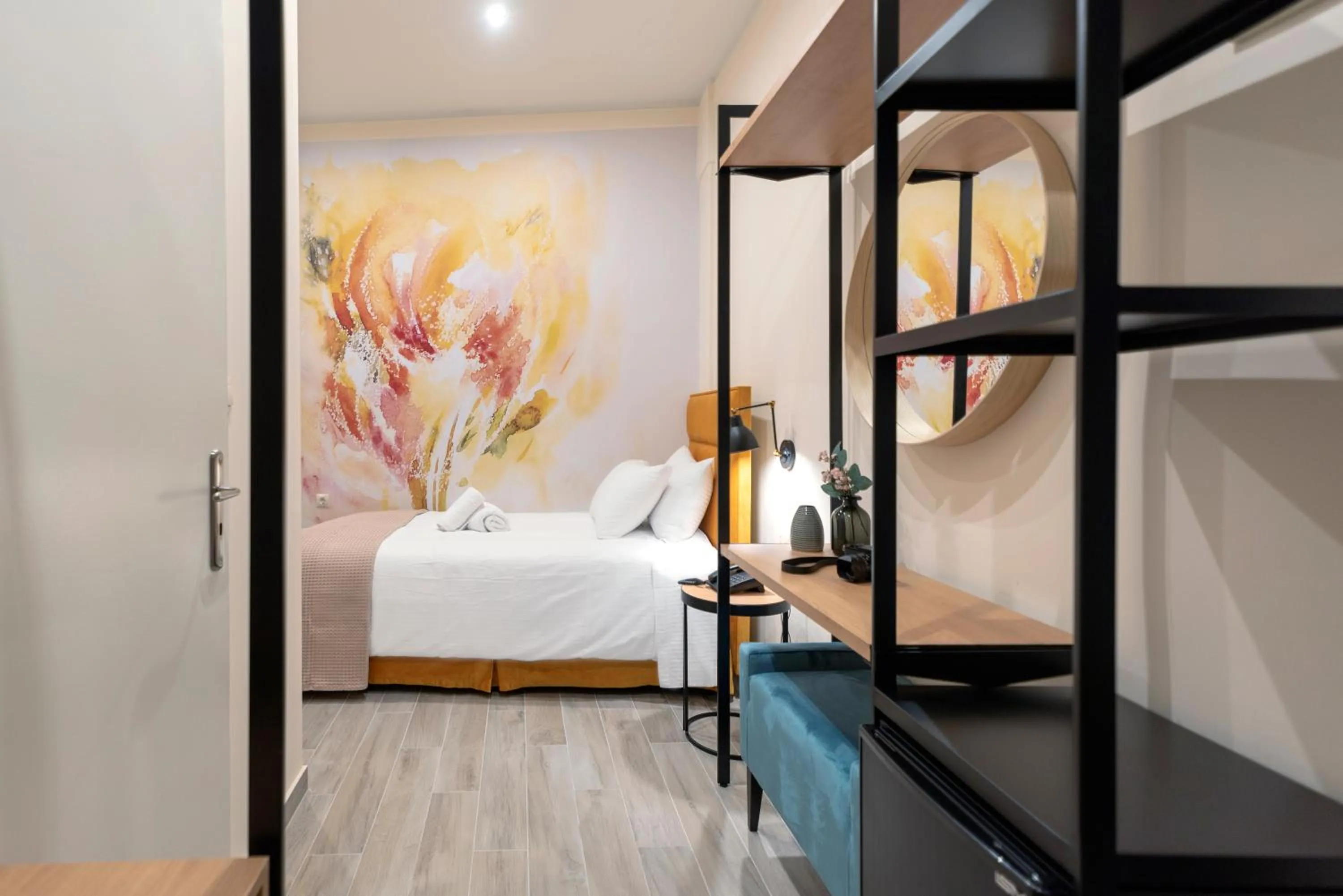 Photo of the whole room, Bed in Athens Market Portrait