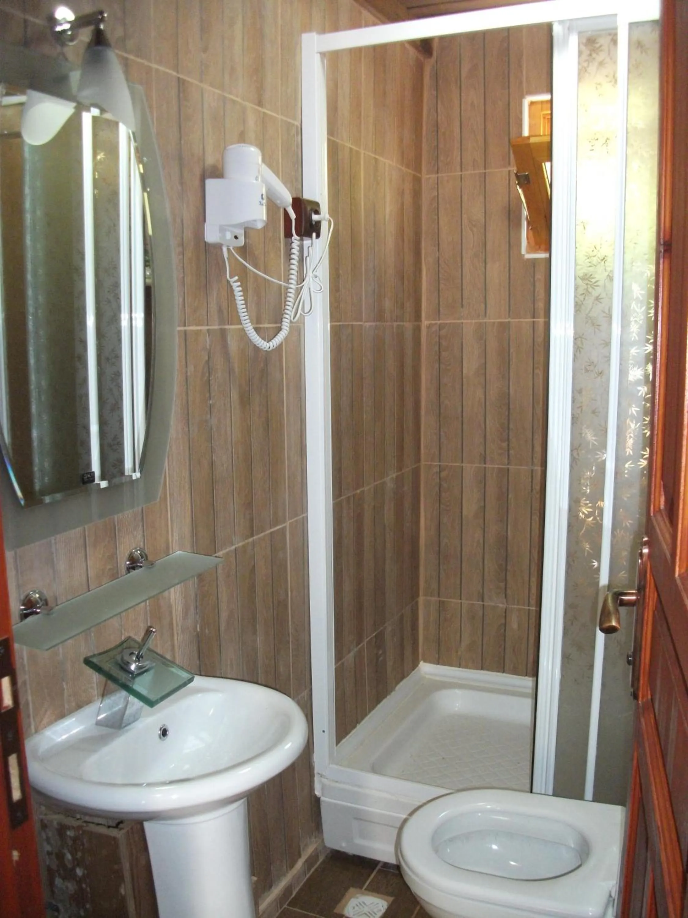 Shower in Mencuna Konaklari