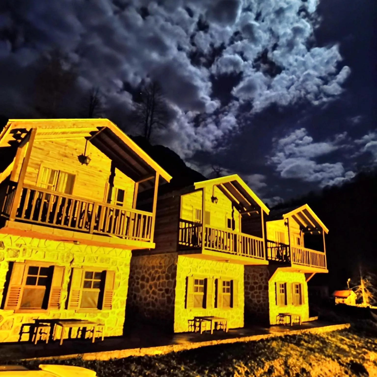 Night in Mencuna Konaklari